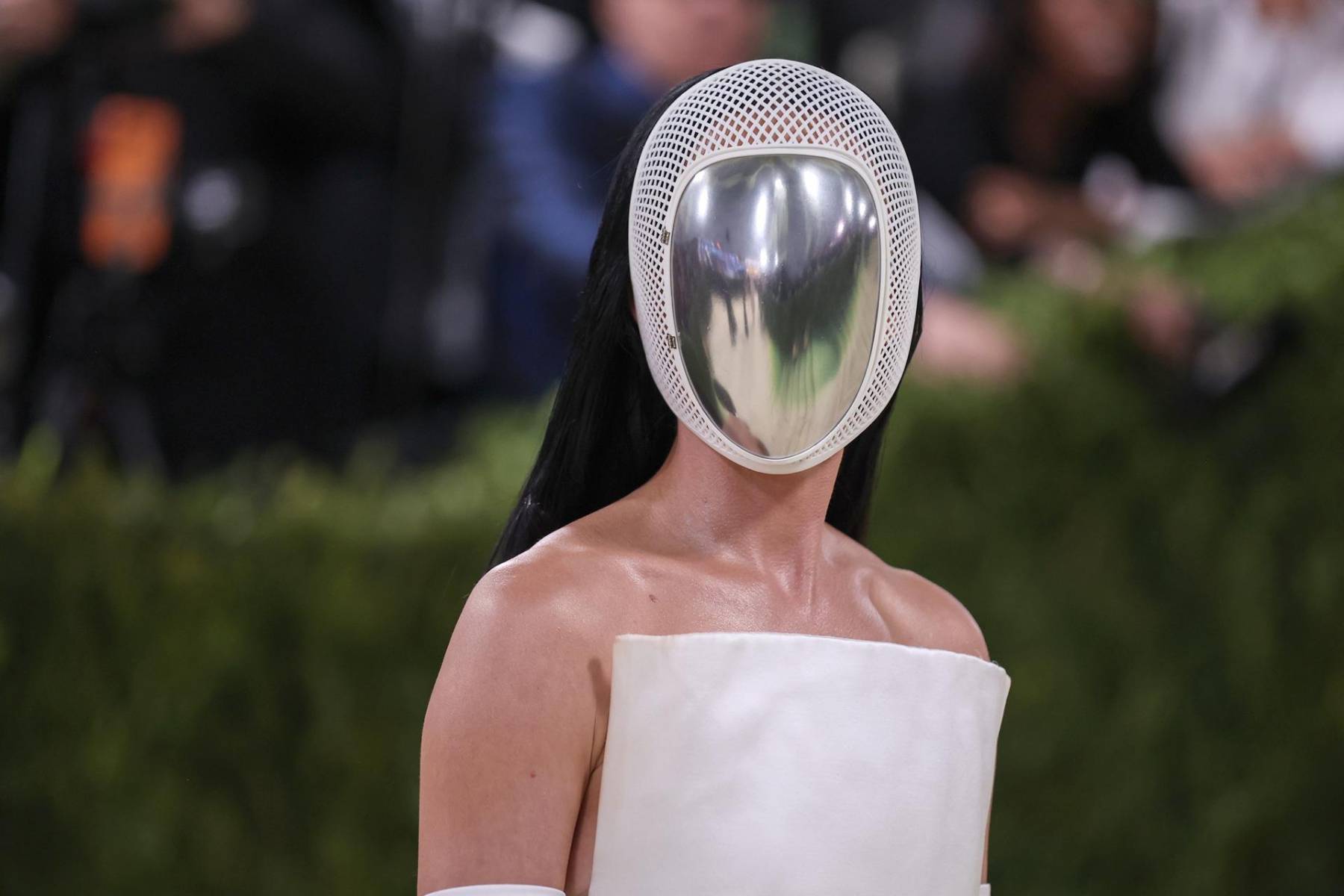 El verdadero statement de Perry estuvo en el rostro: una máscara cromada inspirada en esgrima, diseñada por Miodrag Guberinic, que ocultaba su identidad y convertía su aparición en una performance.
