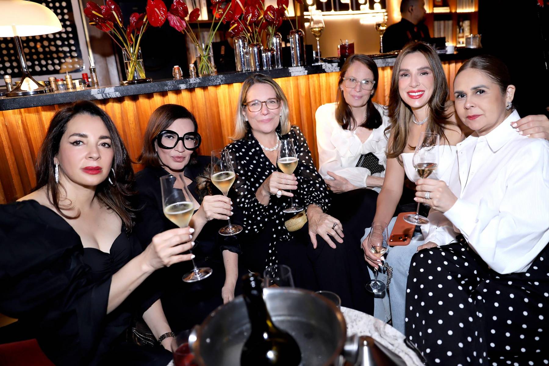 Gloria Abudoj, Blanca Bendeck, Lorena Midence y Cecilia Castillo, Sonia Paz y Vicky Batres
