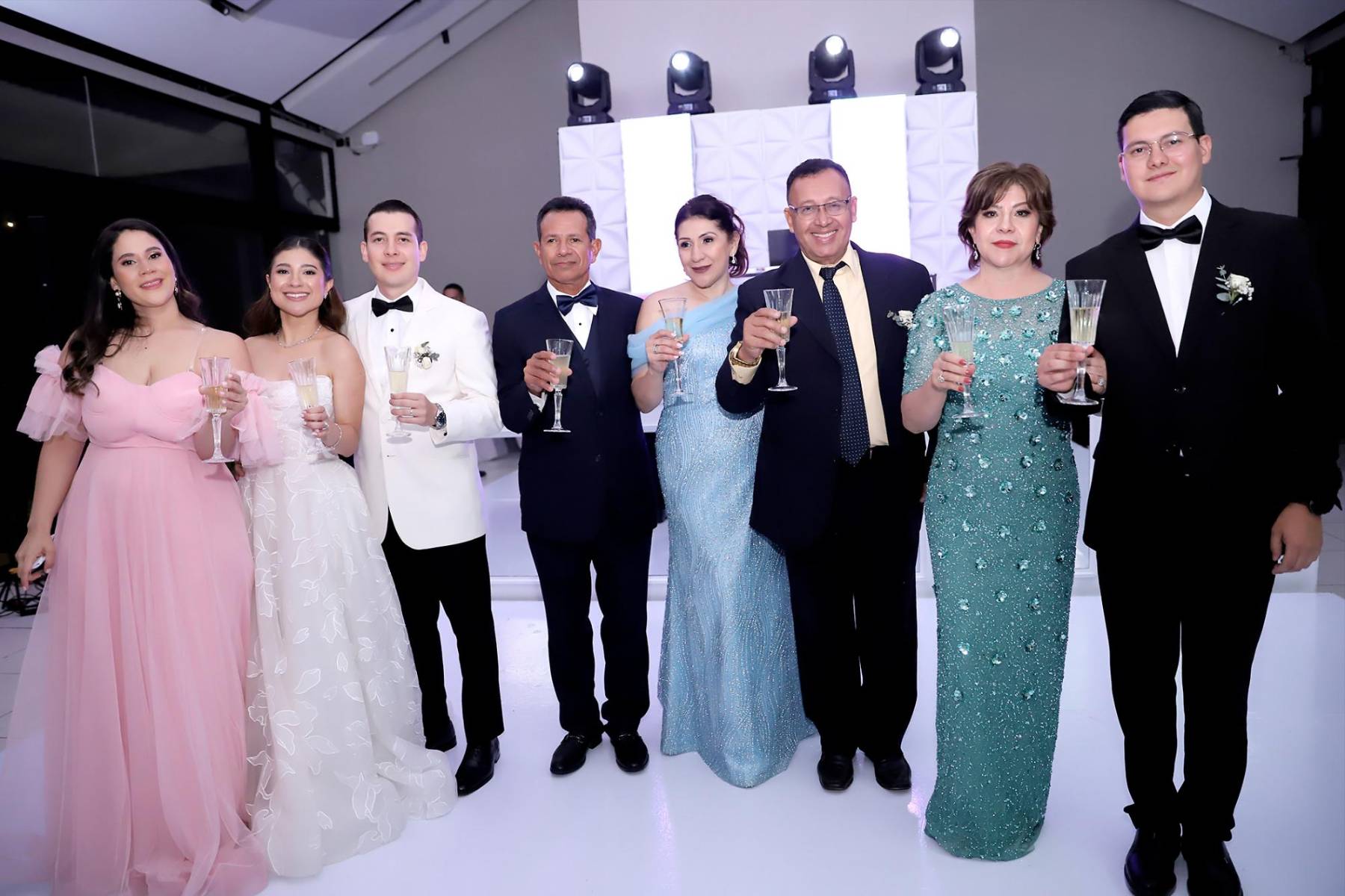 Ana Villarreal, los novios Denis Cano y Paola Perdomo, Otoniel Perdomo, Patricia Lazo, Denis Cano, Sandra Rodezno y Diego Cano. 