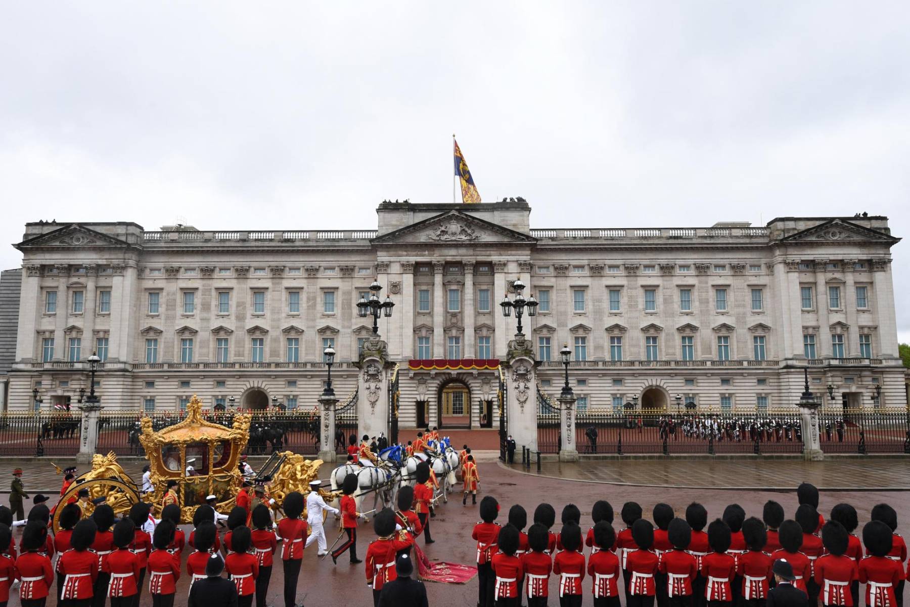 Los reyes y príncipes de Gales saludan desde el balcón de Bukingham