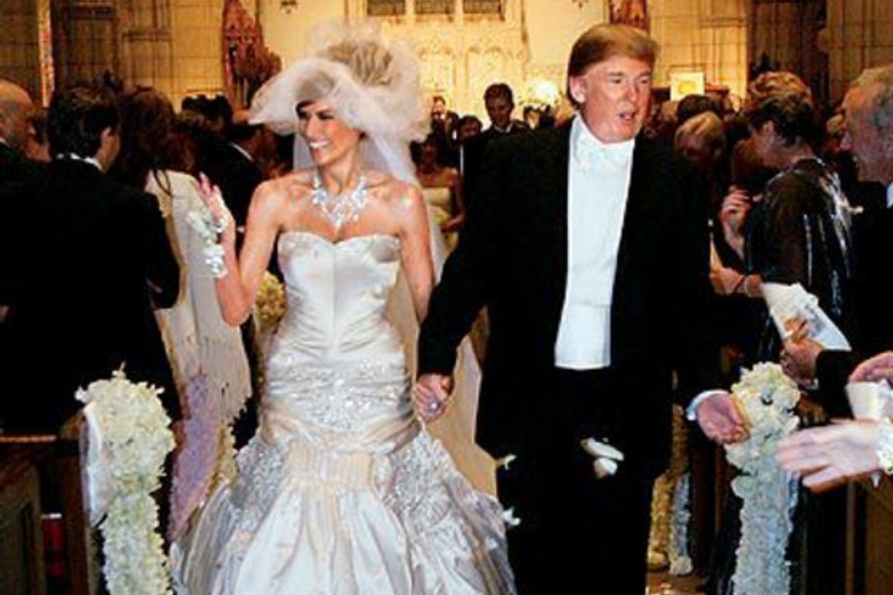 Se casaron el 22 de enero de 2005 en una lujosa ceremonia en Palm Beach, Florida, a la que asistieron celebridades como Hillary Clinton y los íconos de la sociedad estadounidense. Melania lució un vestido Dior hecho a medida, valorado en alrededor de 100,000 dólares, y cubierto con 1,500 cristales, que se robó todas las miradas y marcó la boda como un evento memorable.