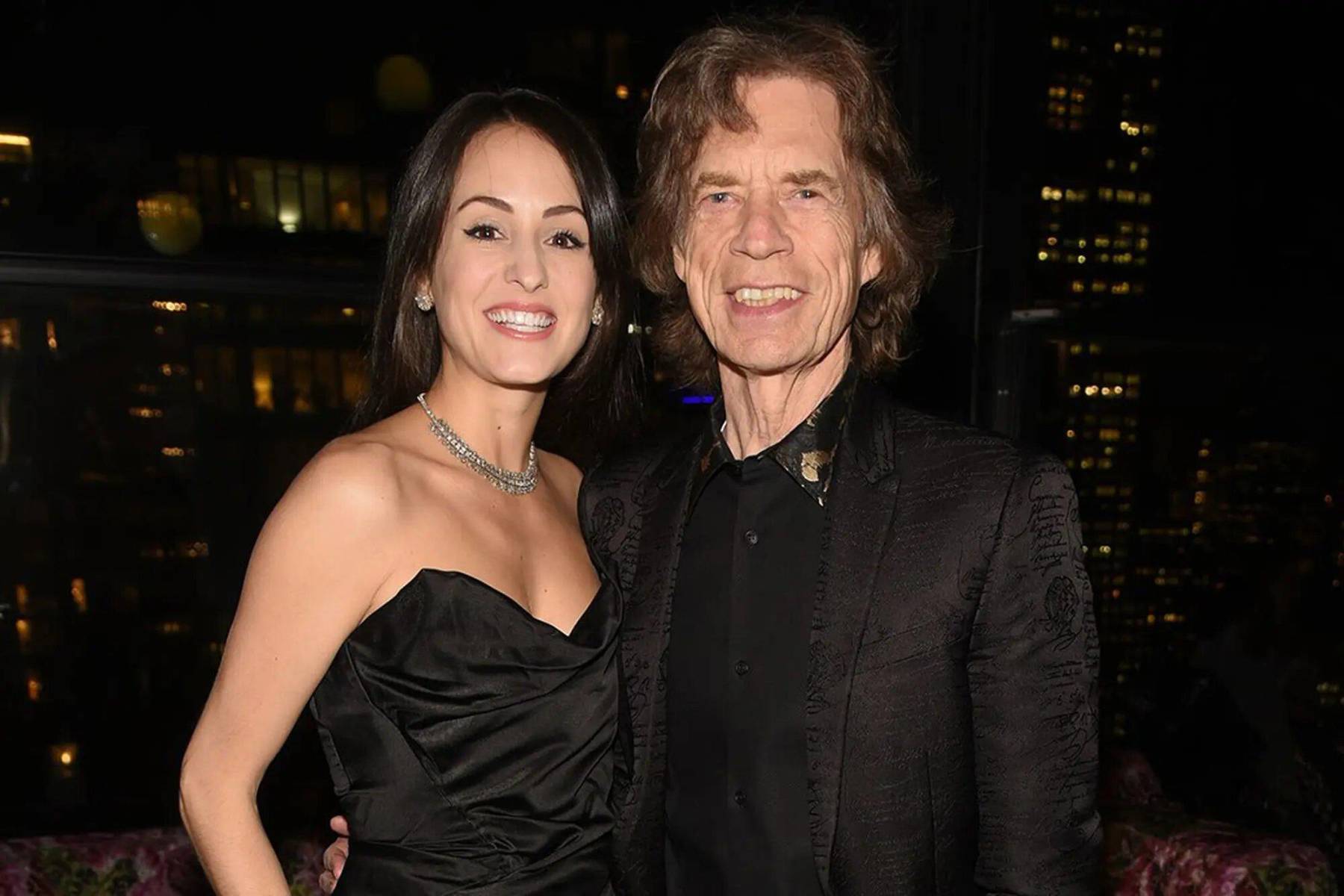 Mick Jagger y la bailarina de ballet clásico Melanie Hamrick tienen una diferencia de 34 años. Ambos se conocieron en una gira de la banda en Japón, comenzaron a salir en el 2014 y dos años después tuvieron a su hijo Deveraux Octavian.