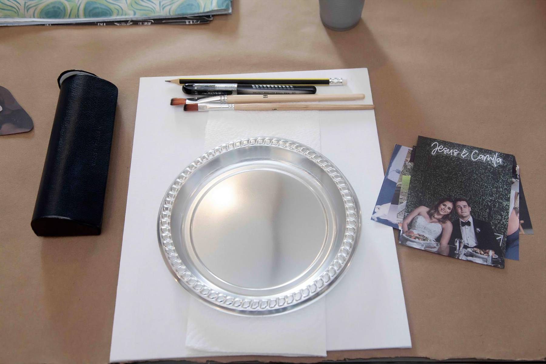 Cada silla tenía los materiales necesarios para realizar el workshop.