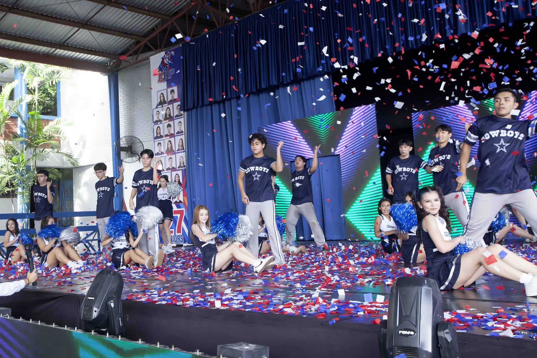 La celebración continuó en el gimnasio, donde el DJ Luna puso el ritmo y los futuros graduados sorprendieron con divertidas coreografías que llenaron el ambiente de aplausos, sonrisas y mucha energía, marcando así el inicio de un año inolvidable rumbo a su graduación