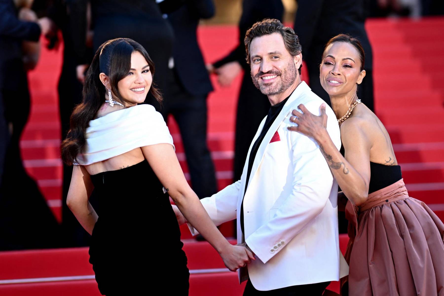 Selena Gomez, Edgar Ramirez y Zoe Saldana a su llegada al estreno de "Emilia Perez" (Photo by LOIC VENANCE / AFP)