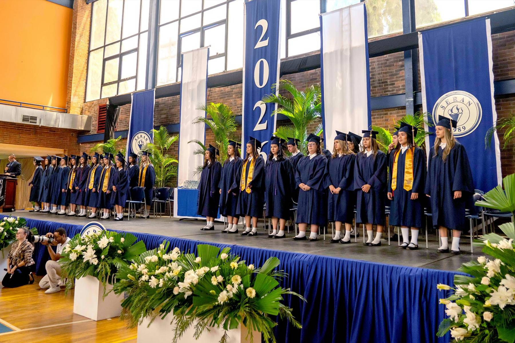 La Serán School celebró con orgullo y solemnidad los actos de graduación de la Promoción 2026 “José Pablo Zelaya Sierra”, en una jornada llena de emociones, gratitud y reconocimientos al esfuerzo académico de sus estudiantes. Familiares, docentes e invitados especiales acompañaron a los 54 graduandos.