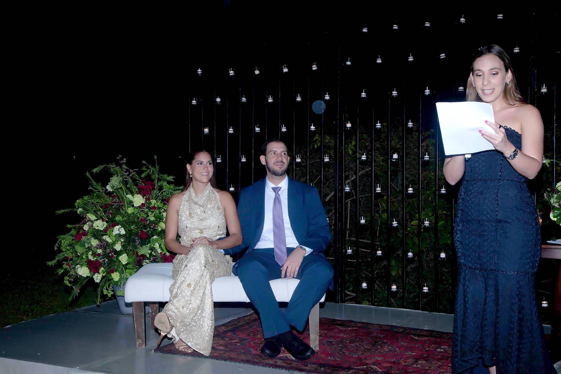 Marcela y Carlos, escuchan atentos a su amiga Camila Asfura.