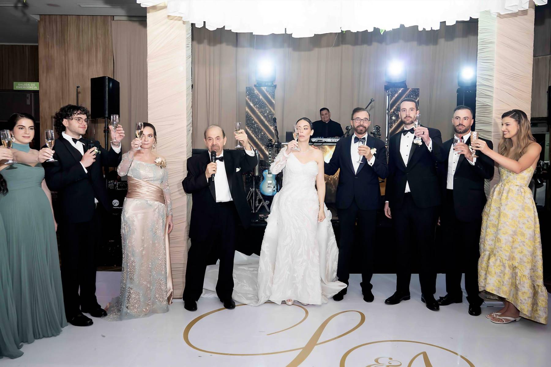 Los recién casados al momento de participar en el brindis. 