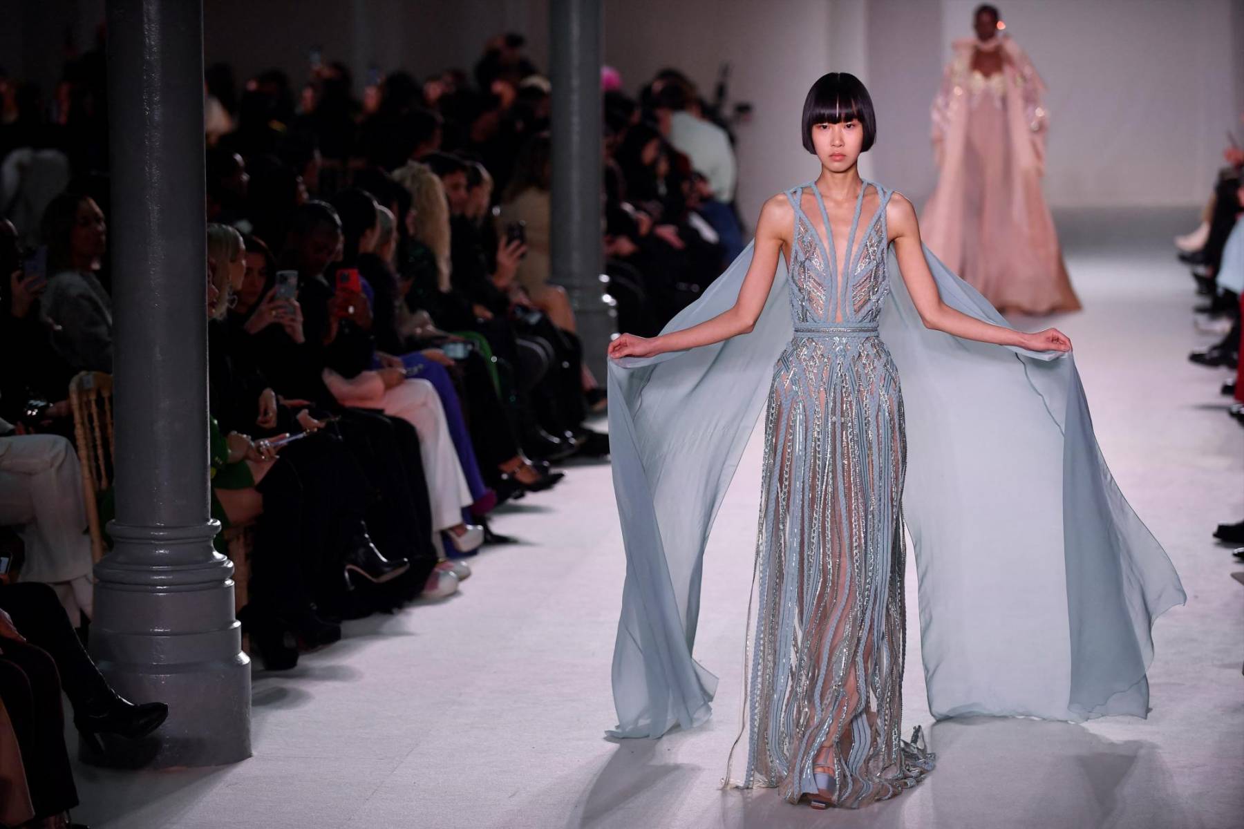 Fiel a sus códigos, Saab creó una colección en la que predominan vestidos columna con transparencias, encajes, plumas y lentejuelas. 
