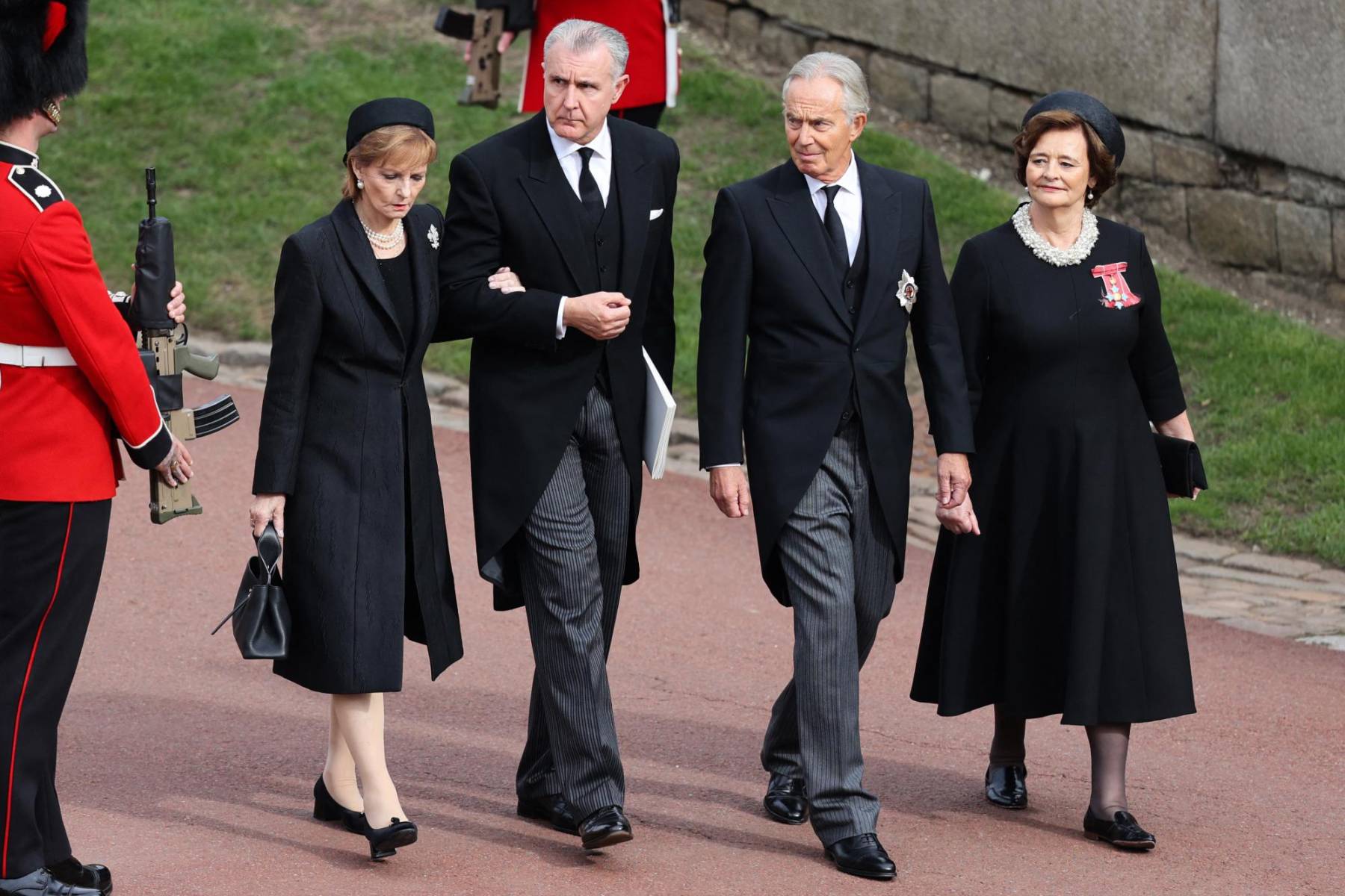 El príncipe Radu de Rumania y la princesa Margarita con el ex primer ministro Tony Blair y su esposa Cherie (Photo by ADRIAN DENNIS / POOL / AFP)