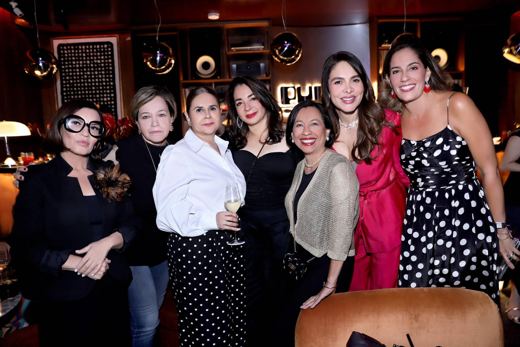 Blanca Bendeck, Sandra Jablonike, Vicky Batres, Gloria Abudoj, Rosario Zúñiga, Ana Melissa y Ana Lucia Paz 