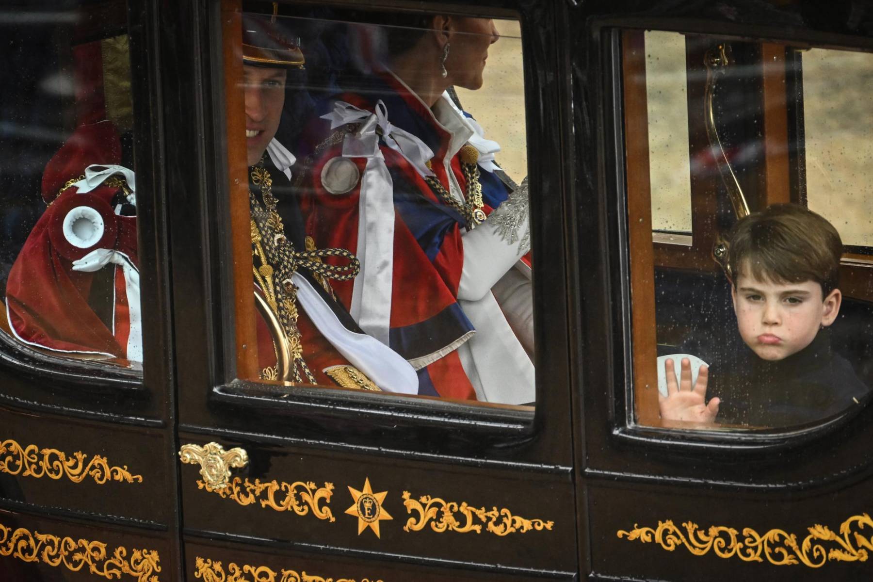 William y Kate a bordo de la carroza junto a su hijo Louis 