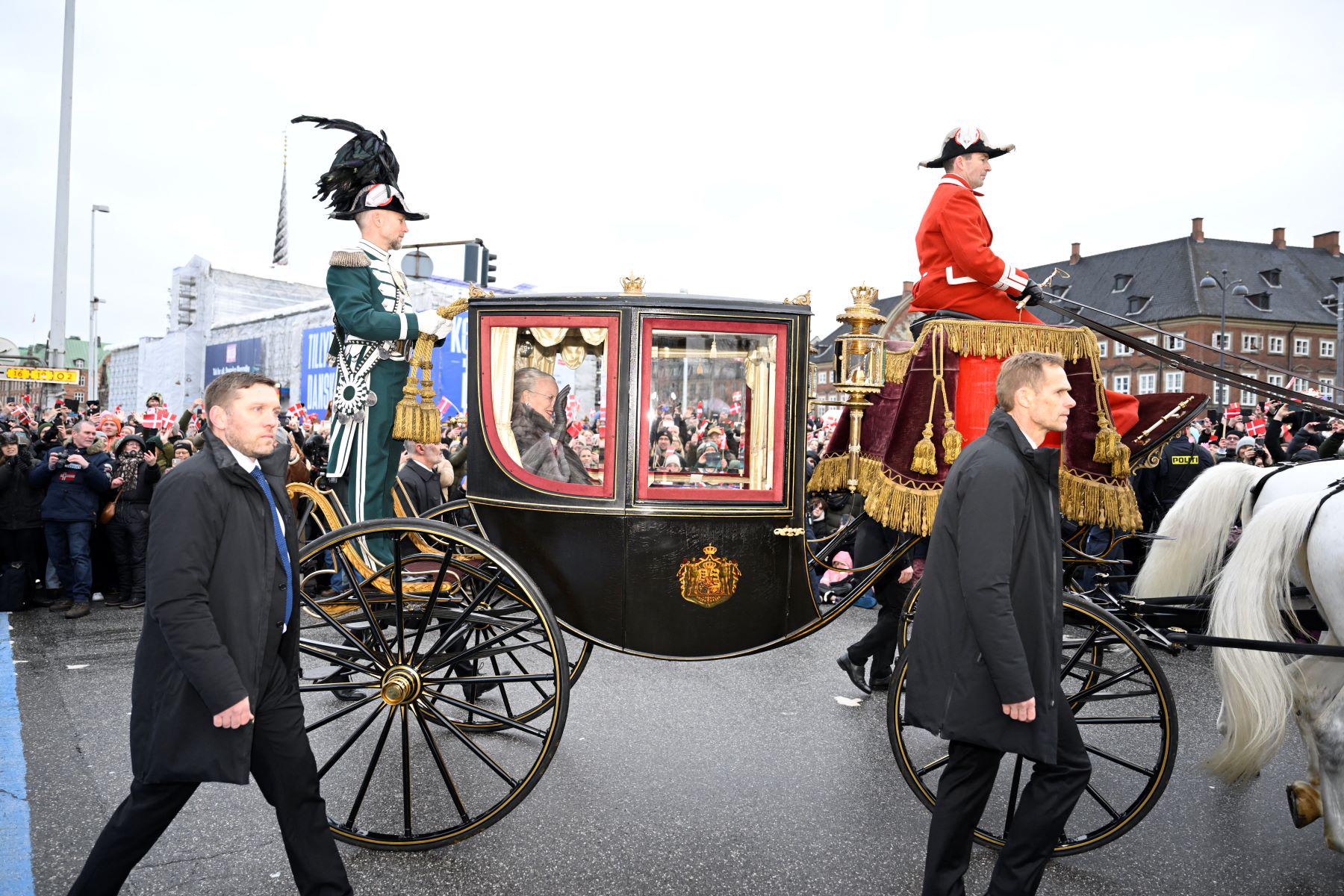 La Reina Margarita de Dinamarca en el carruaje que la traslada rumbo al Castillo de Christiansborgescoltada por el escuadrón a caballo del Regimiento Guardhussar. Para su traslado, se ha utilizado un carruaje histórico, construido entre 1891 y 1892 por el fabricante Schulz en Copenhague. 