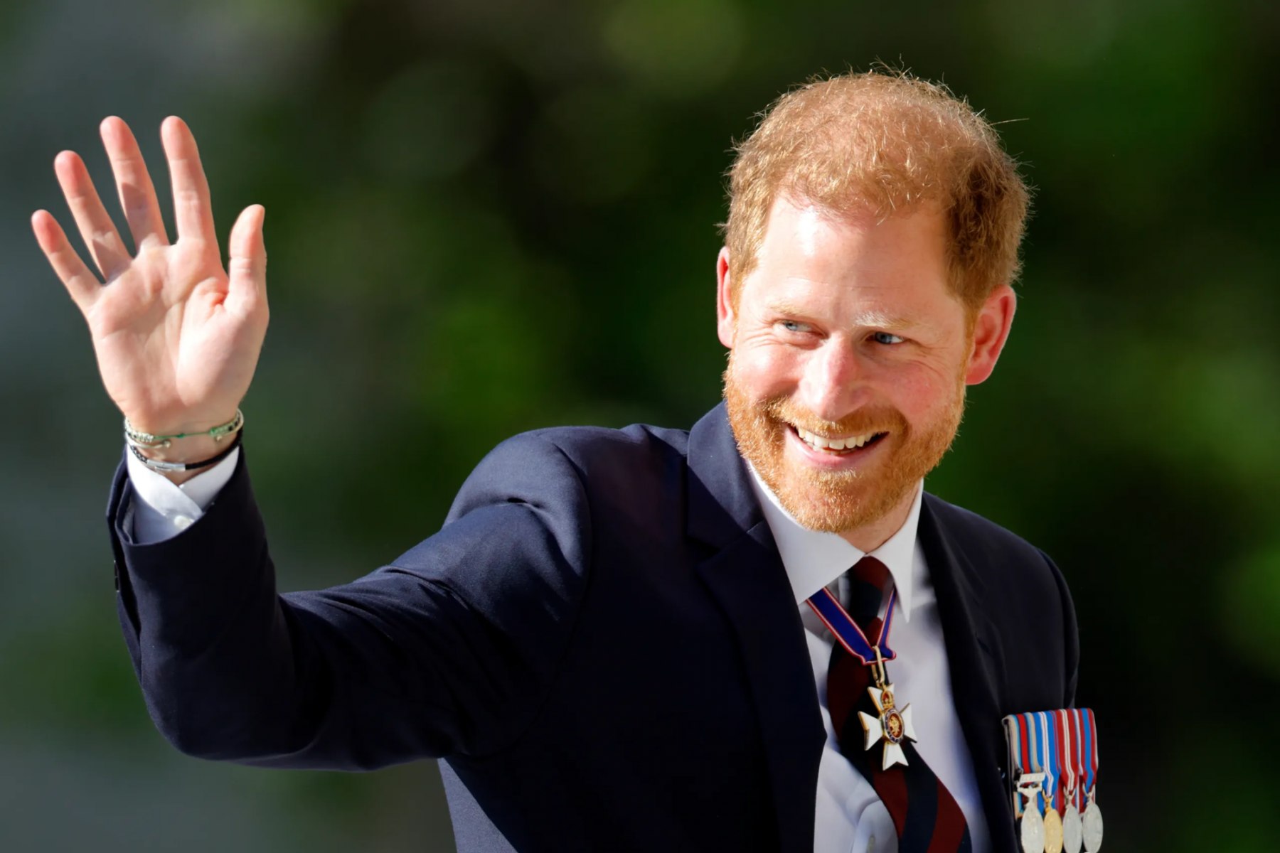 En caso de que Harry decida regresar al Reino Unido, se espera que lo haga de forma discreta y sin publicidad excesiva. Evitará grandes eventos públicos y buscará mantener un perfil bajo, con el objetivo de recuperar la confianza y el respeto del público británico. Este enfoque medido podría ayudar a Harry a demostrar su compromiso sin atraer la atención mediática que tanto ha afectado su relación con la prensa y la opinión pública en el pasado.