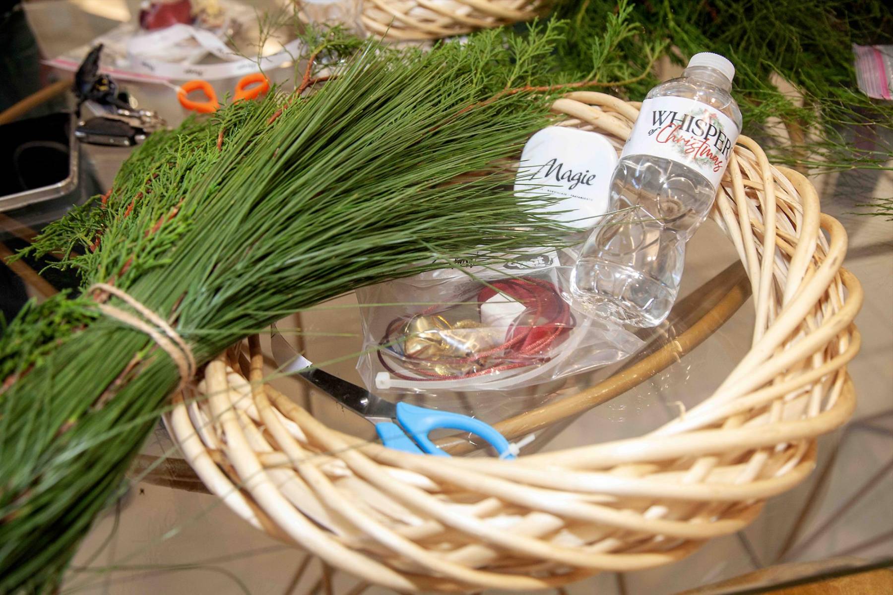 Materiales para elaborar la corona navideña.