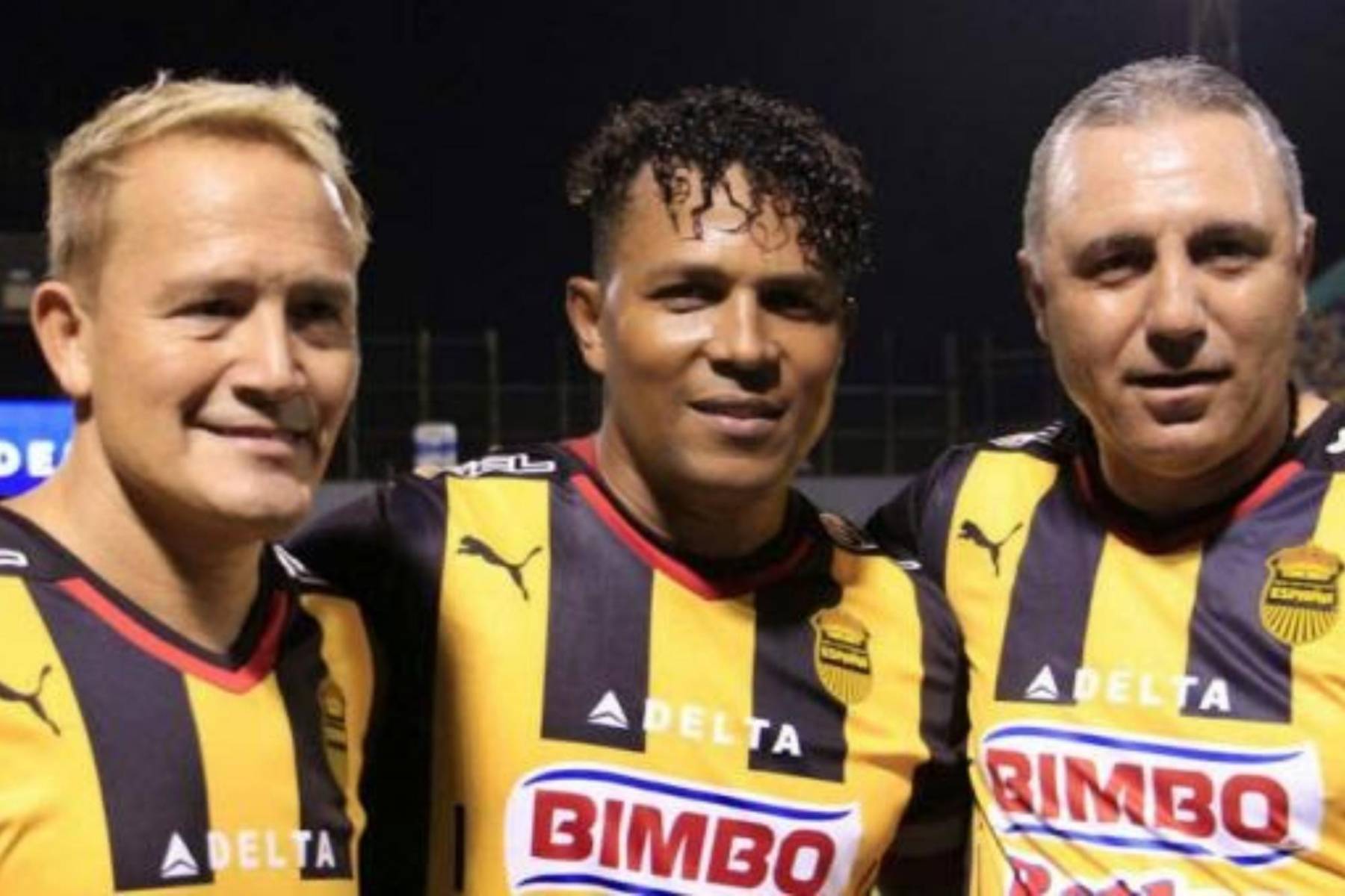 <b>Hristo Stoichkov</b>: El búlgaro, ganador del Balón de Oro, estuvo presente en la despedida de Carlos Pavón en 2015 en San Pedro Sula.