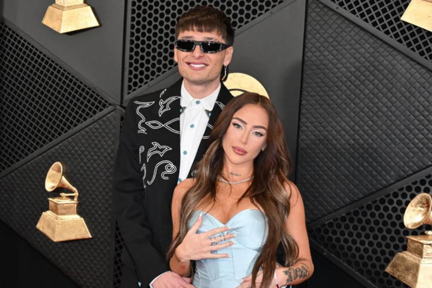 <b>8. Peso Pluma y Nicki Nicole</b>El cantante mexicano Peso Pluma fue captado en Las Vegas con una mujer que no era su pareja, la cantante argentina Nicki Nicole. Este incidente llevó a la ruptura de la pareja y generó especulaciones sobre la fidelidad en su relación.