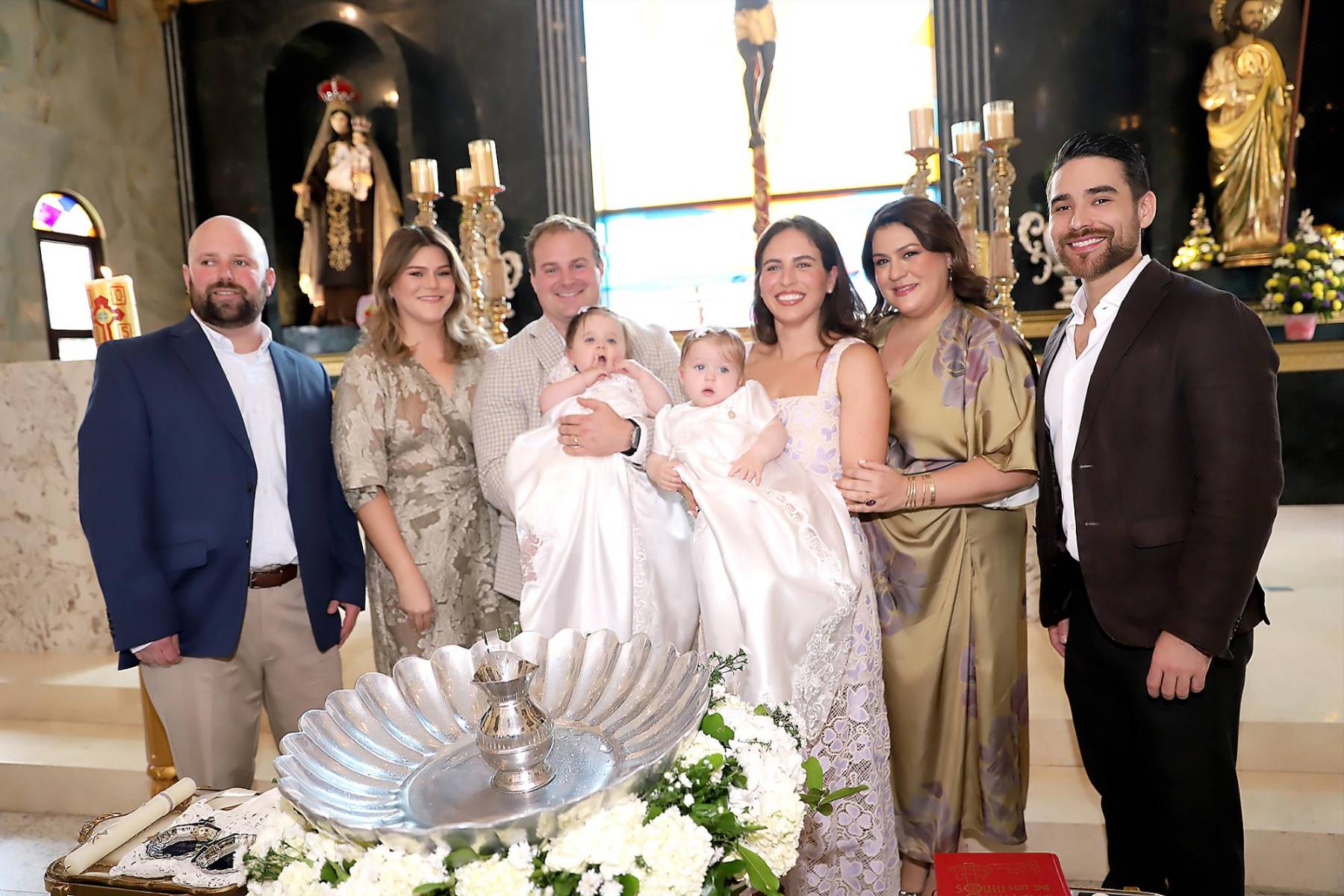 Bella y Gia con sus progenitores y padrinos: Álex Herzog, María José Agüero, María Dolores Agüero y Miro Cuculiza