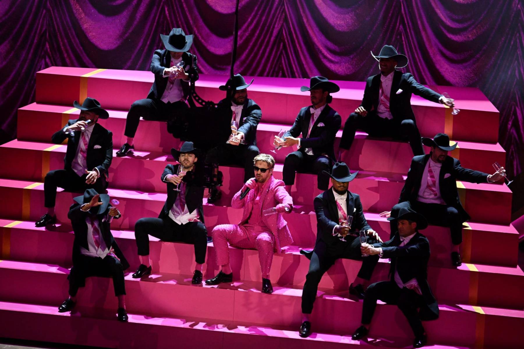 Acompañado de bailarines vestidos de traje y sombrero de vaquero negro y calcetines y bandas rosa, Ryan Gosling interpretó el tema más viral de la película dirigida por Greta Gerwig