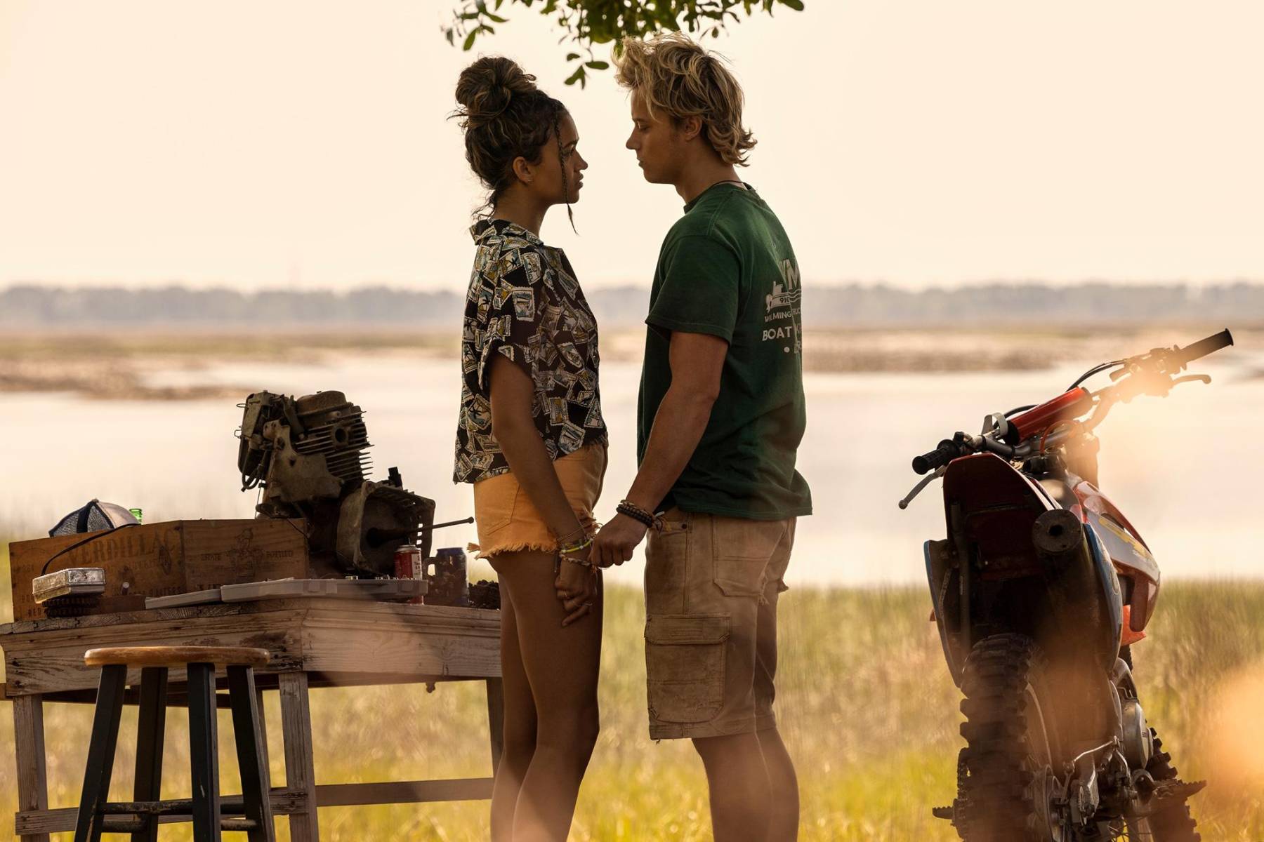Mejor beso: Madison Bailey + Rudy Pankow – “Outer Banks”.