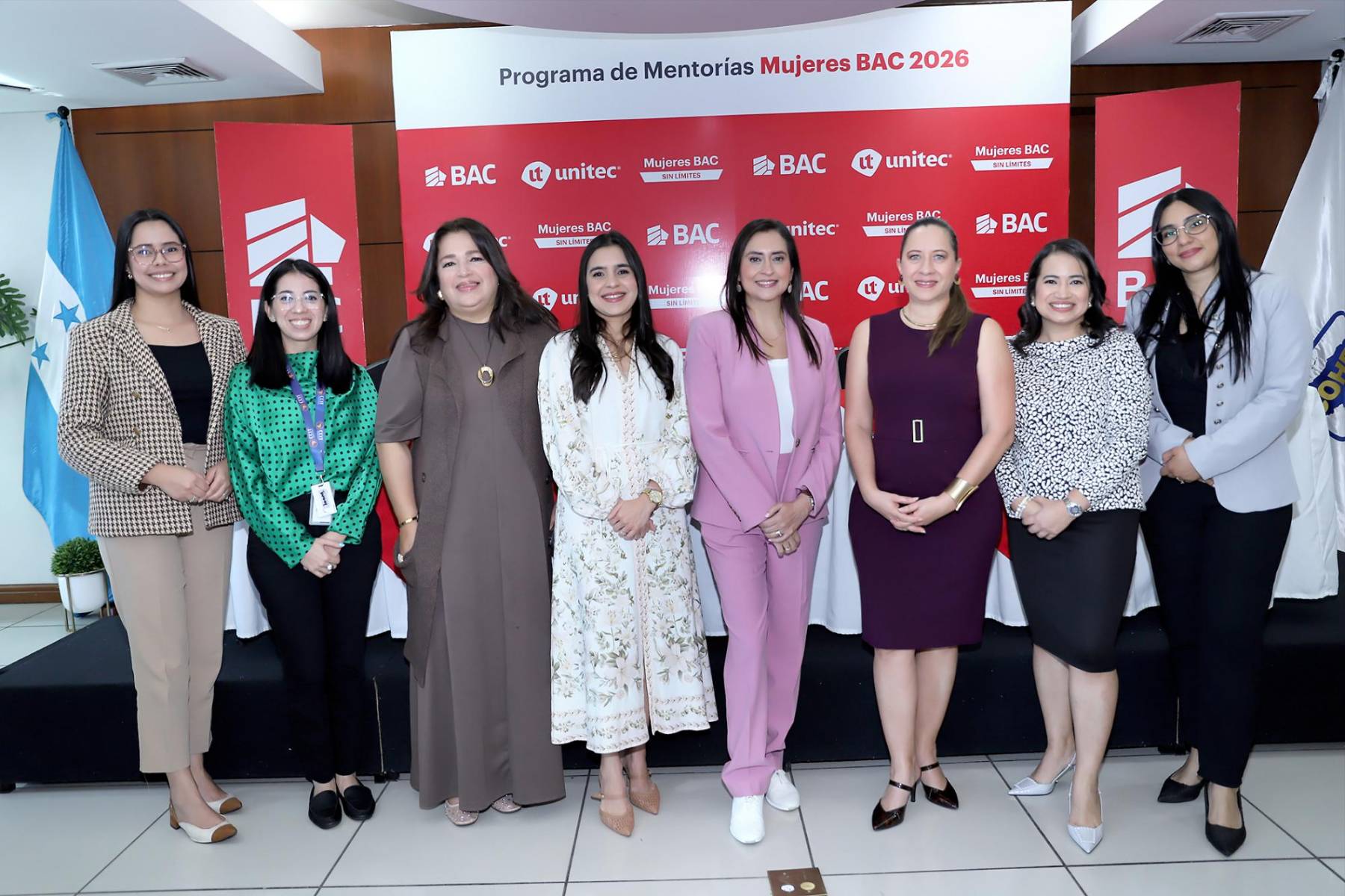 Gina Hernández, Tammy Girón, Dina Núñez, Nastya Rivera, Valeria Ríos, Nicole Marrder, Andrea González y Roselba García.