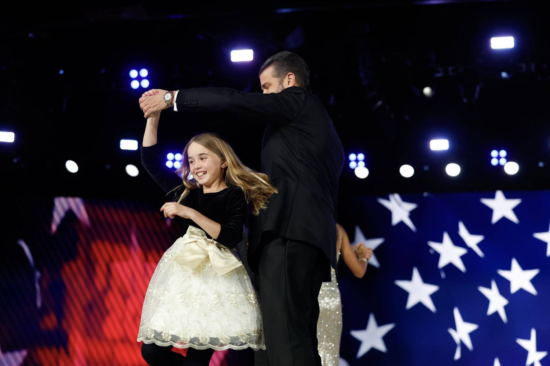 Chloe Trump baila con su padre Donald Trump Jr. 