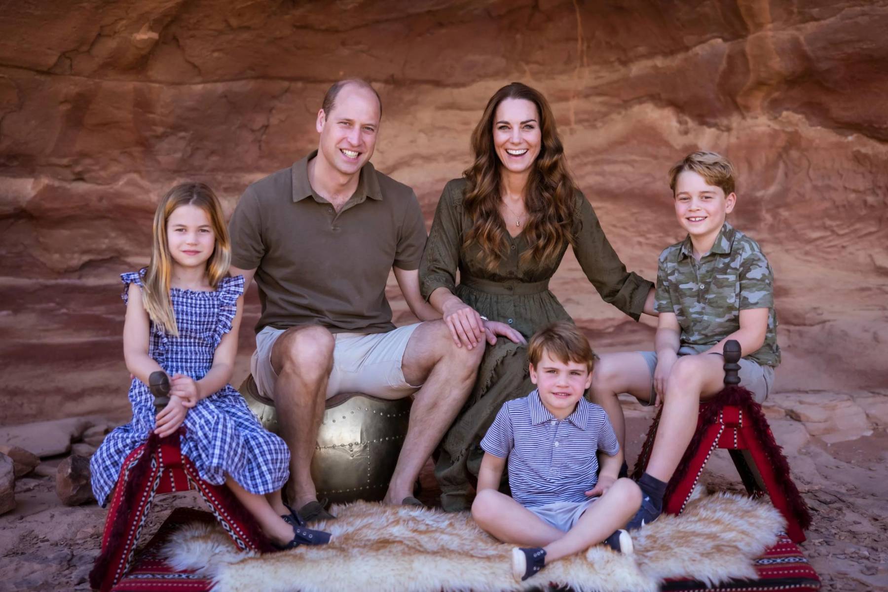 George ascenderá y se convertirá en el segundo en la línea de sucesión del trono. Sus hermanos, Charlotte y Louis, serán la tercera y cuarto, respectivamente.