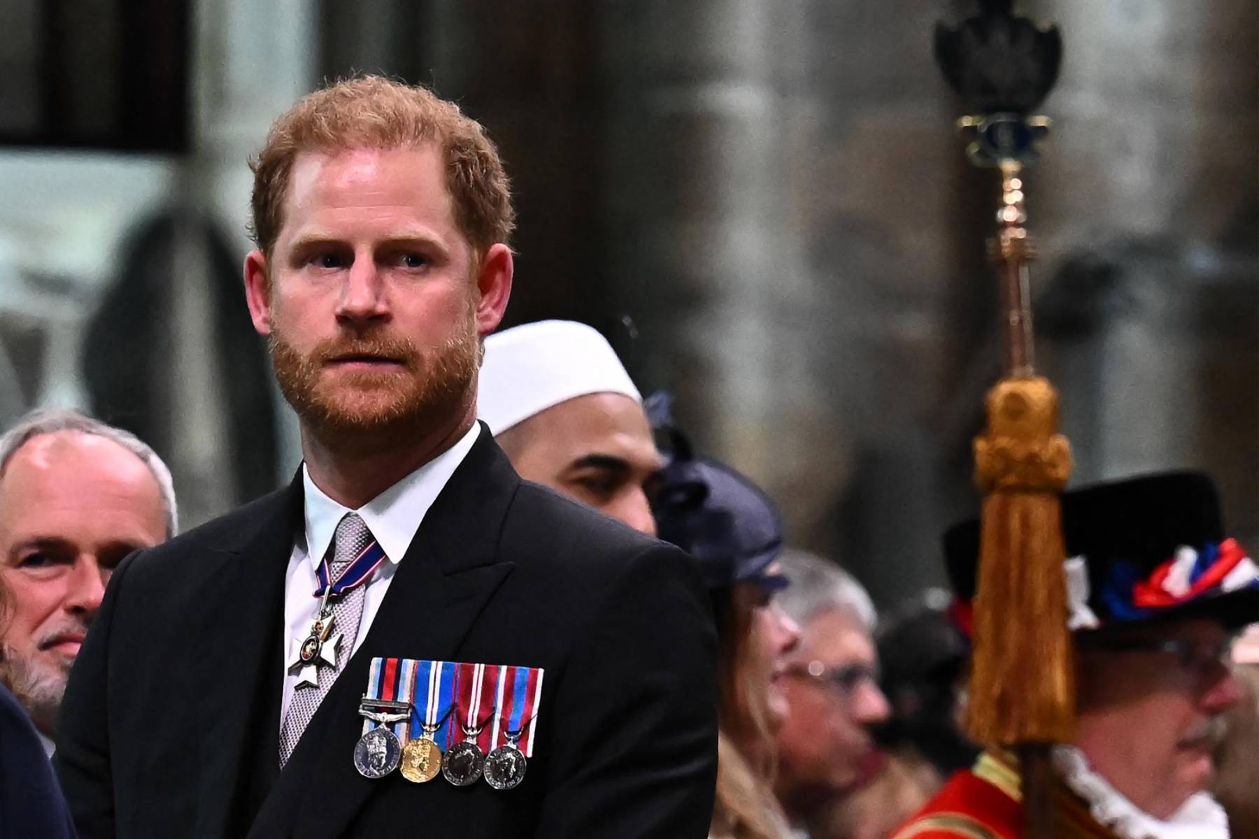 Como una muestra de respeto y apoyo a su padre, el duque de Sussex llegó a Londres el viernes 5 para participar únicamente en el acto religioso. No participó de la recepción a los mandatarios extranjeros ni en el saludo desde el balcón