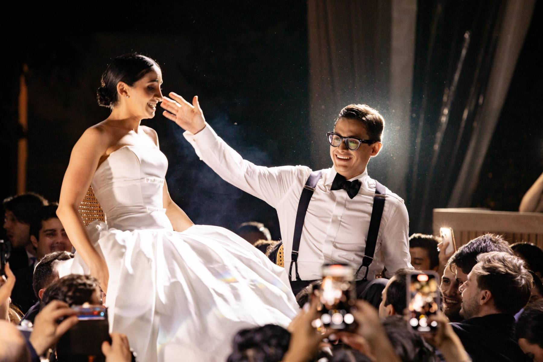 Mientras se escuchaba la canción hebrea Hava Nagila, se realizaba una inolvidable baile en círculo.. Los novios fueron alzados en sillas durante la horá, mientras todos celebraban con júbilo el inicio de esta nueva etapa.