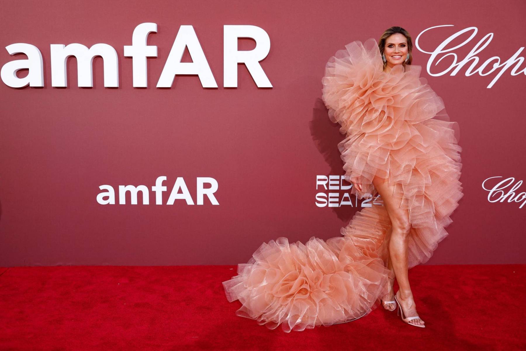 La actriz alemana Heidi Klum en un diseño de maxivolantes de tul en tono pastel by Lever Couture a su llegada a la gala realizada en el legendario Hotel du Cap-Eden-Roc en Cap d’Antibes, al sur de Francia