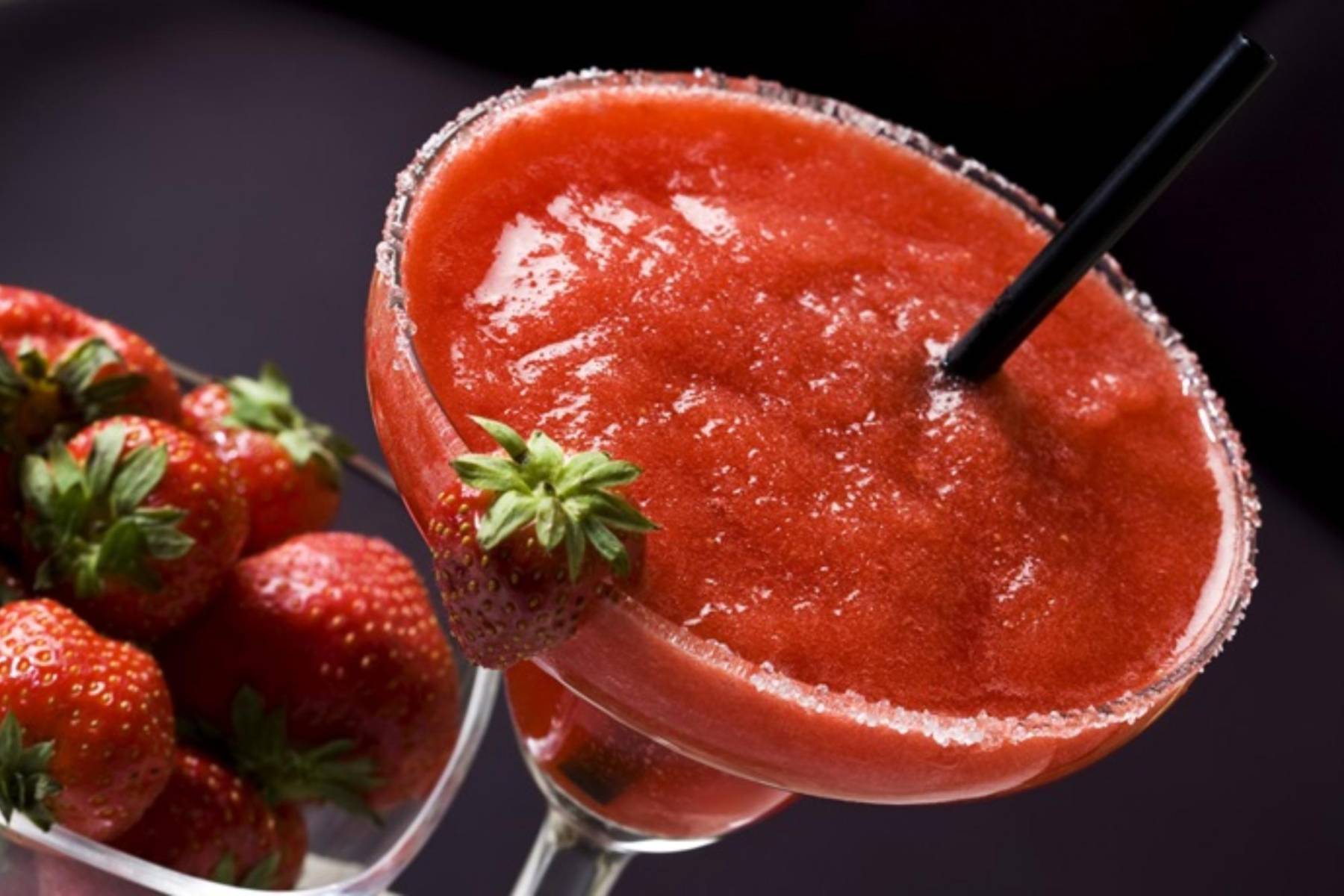 <b>Daiquiri de Fresa: </b>El Daiquiri de Fresa es una deliciosa variante del tradicional daiquiri cubano, creado con ron blanco y zumo de limón criollo o lima. En esta versión, se añaden fresas naturales, creando un cóctel dulce, fresco y perfecto para disfrutar bajo el sol caribeño. Su sabor afrutado lo convierte en una opción ideal para relajarse en la playa o descansar en una hamaca. Para prepararlo, mezcla 50 ml de ron blanco, 25 ml de zumo de lima, 5 fresas frescas y 15 ml de jarabe de azúcar en una licuadora con hielo. Licúa hasta obtener una textura suave y sírvelo en una copa de cóctel. ¡El verano en un vaso!