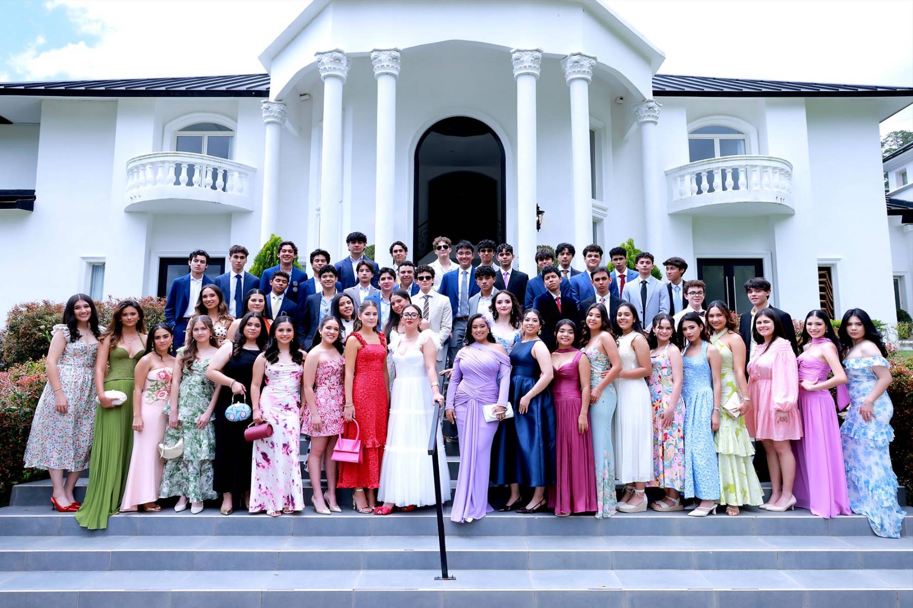 Los Seniors 2026 de la Academia Los Pinares disfrutaron de una jornada especial durante su Senior Lunch en Invernaderos del Trigo. En medio de un ambiente relajado y rodeados de sus compañeros, vivieron momentos llenos de risas, fotografías y recuerdos que marcan la recta final de su vida escolar.