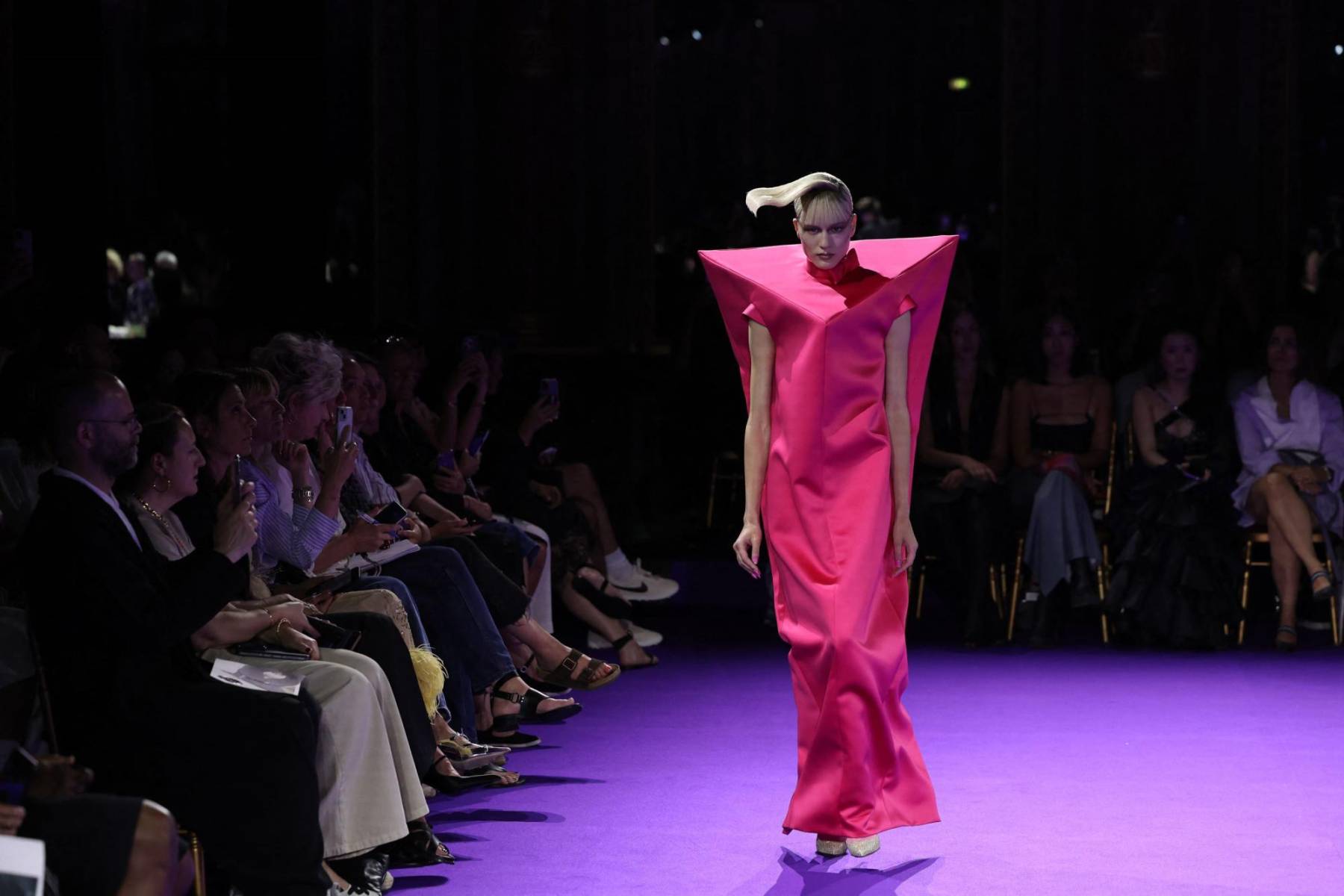 Tonos brillantes resaltaban en la pasarela en la que las modelos supieron llevar con dramatismo cada diseño