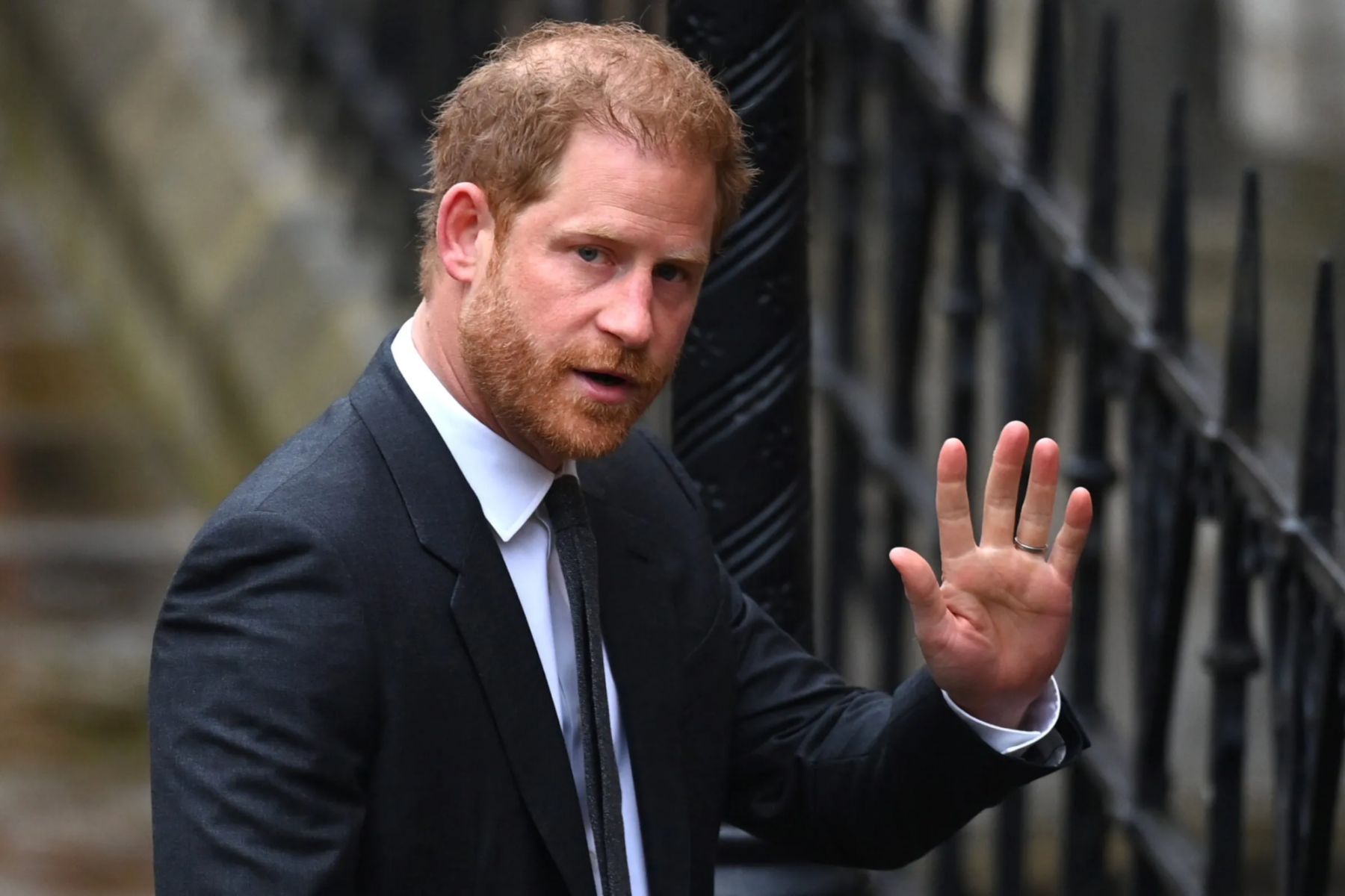 En su búsqueda por reinsertarse en la esfera pública británica, Harry ha recurrido a exasesores que formaron parte de su círculo de confianza durante su tiempo en la realeza. Estos antiguos colaboradores, familiarizados con el protocolo y las expectativas de la monarquía, podrían ofrecerle el conocimiento necesario para navegar el delicado proceso de reintegración, lo que sugiere una estrategia cuidadosamente orquestada para restaurar su reputación.