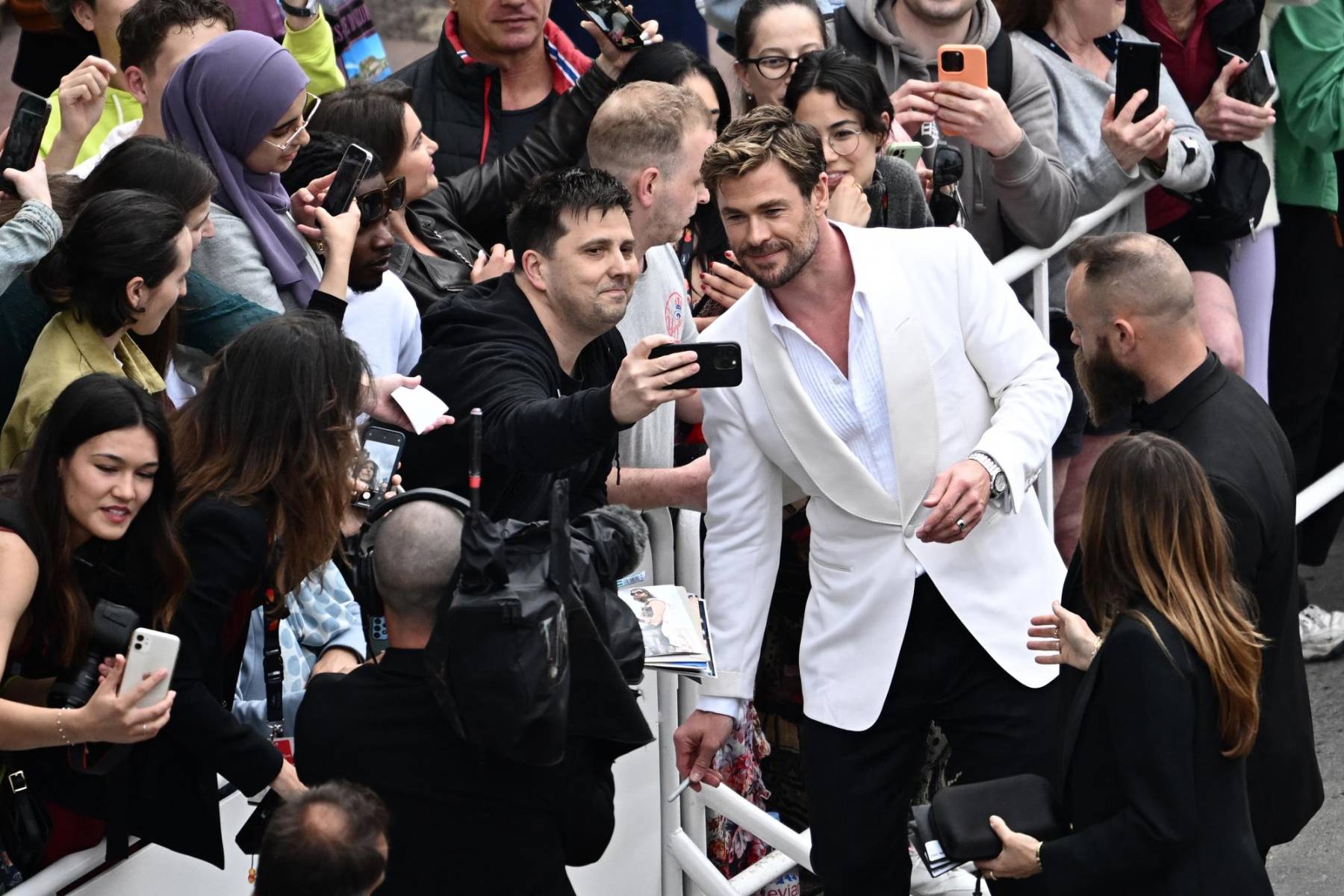 El actor Chris Hemsworth posa para una selfie con sus fans en Cannes