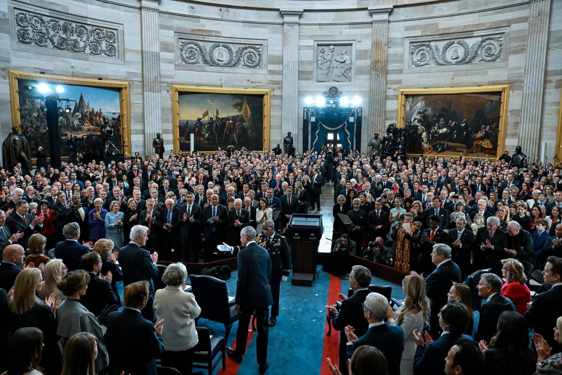 Debido al extremo clima invernal, la juramentación se realizó en el interior del Capitolio, a donde asistieron decenas de invitados para presenciar la investidura de Donald Trump como 47 presidente de Estados Unidos.