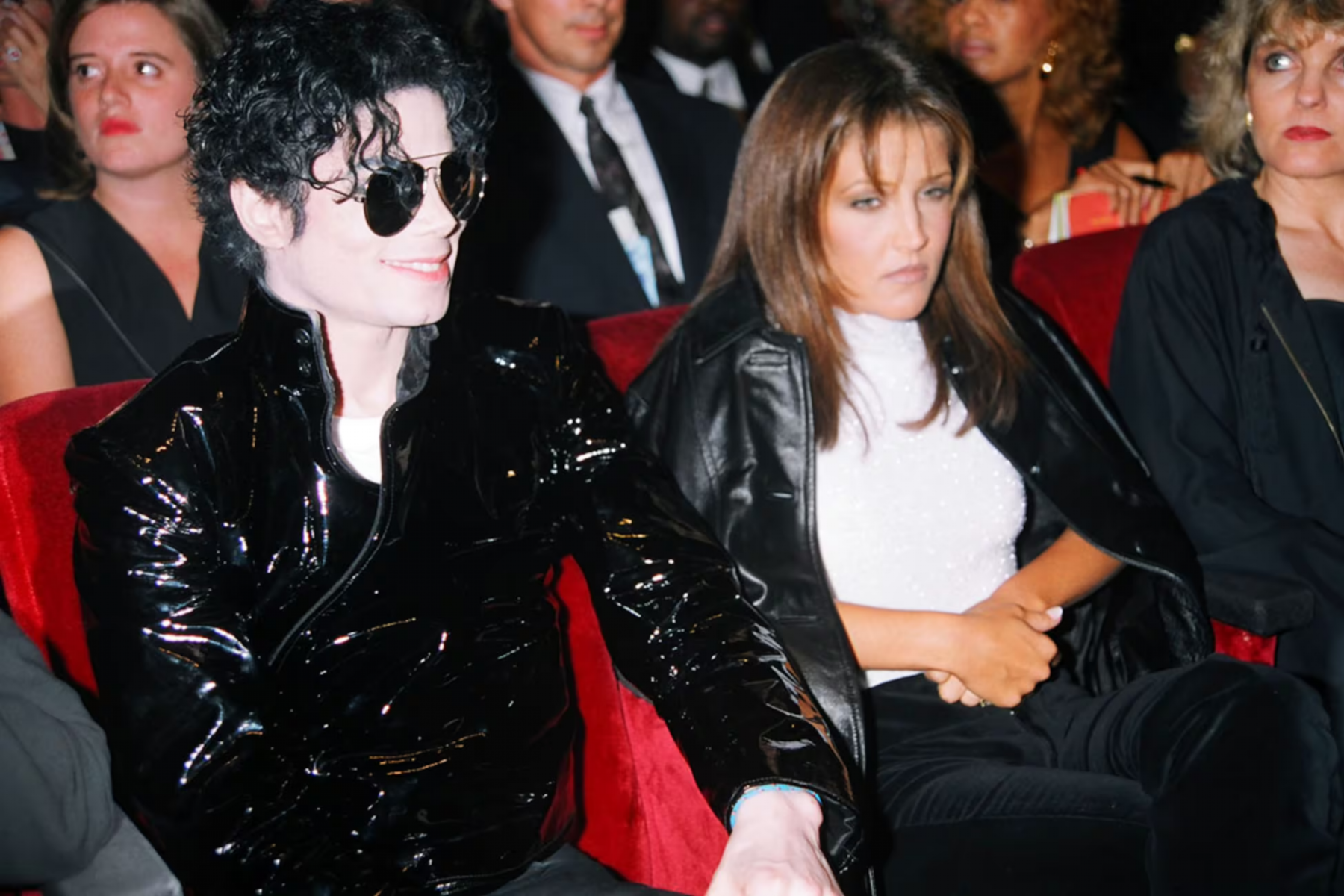 Según Fiddes, Michael Jackson era un auténtico mujeriego, pero su discográfica lo reprimió para evitar que mostrara interés en las mujeres, temiendo que esto perjudicara su carrera y molestara a sus fanáticas.