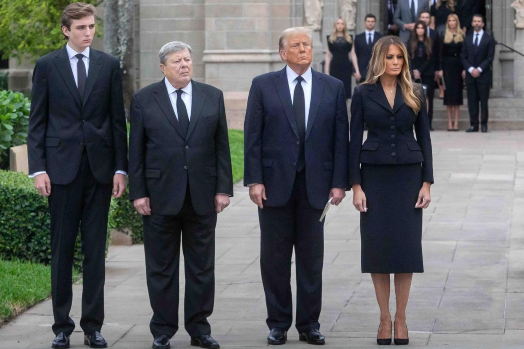 Barron Trump mide aproximadamente 2.06 metros. A medida que ha crecido, su altura ha sido un tema frecuente de atención, ya que es considerablemente más alto que la mayoría de las personas de su edad.