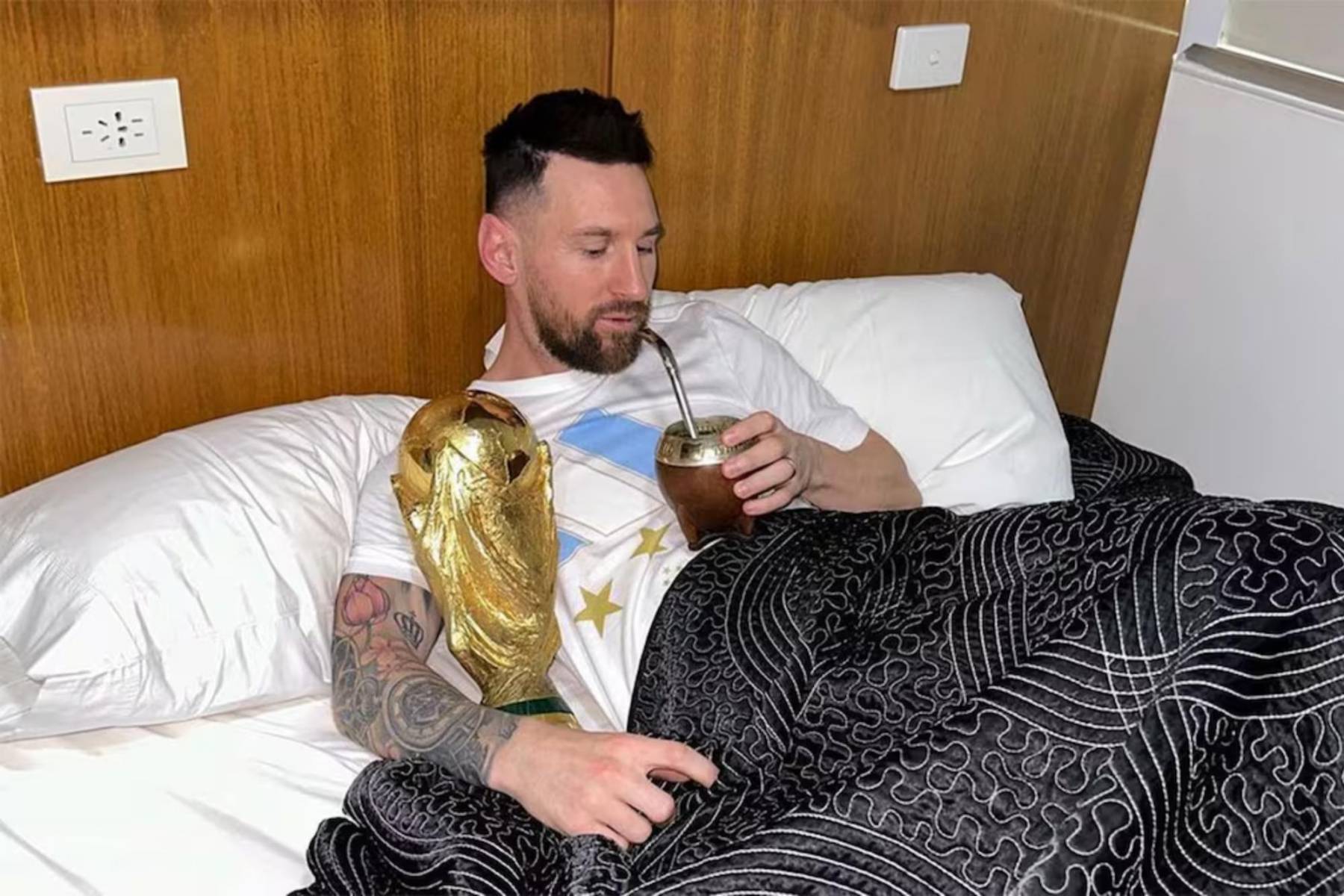 8. Como buen argentino, Messi es un apasionado del mate. Lo lleva consigo a todas partes, incluso a los entrenamientos y concentraciones, y es parte de su rutina diaria.