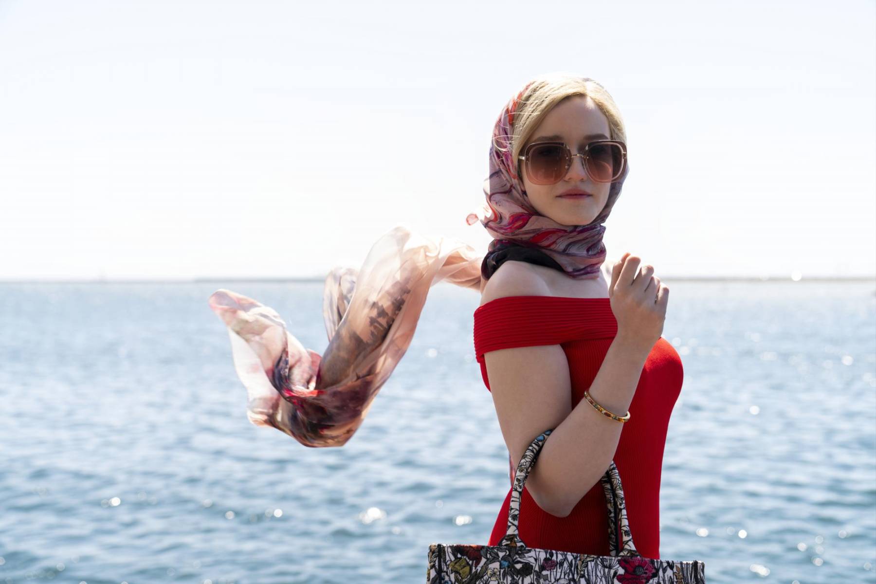 Anna Delvey – Inventando a Anna. Este personaje, que se hizo conocida por la miniserie de Netflix, le ha dado vuelta al mundo con sus espectaculares vestuarios; para esta ocasión, podrías recrear el del famoso vestido rojo con escote en los hombros, anteojos de sol y un pañuelo. 