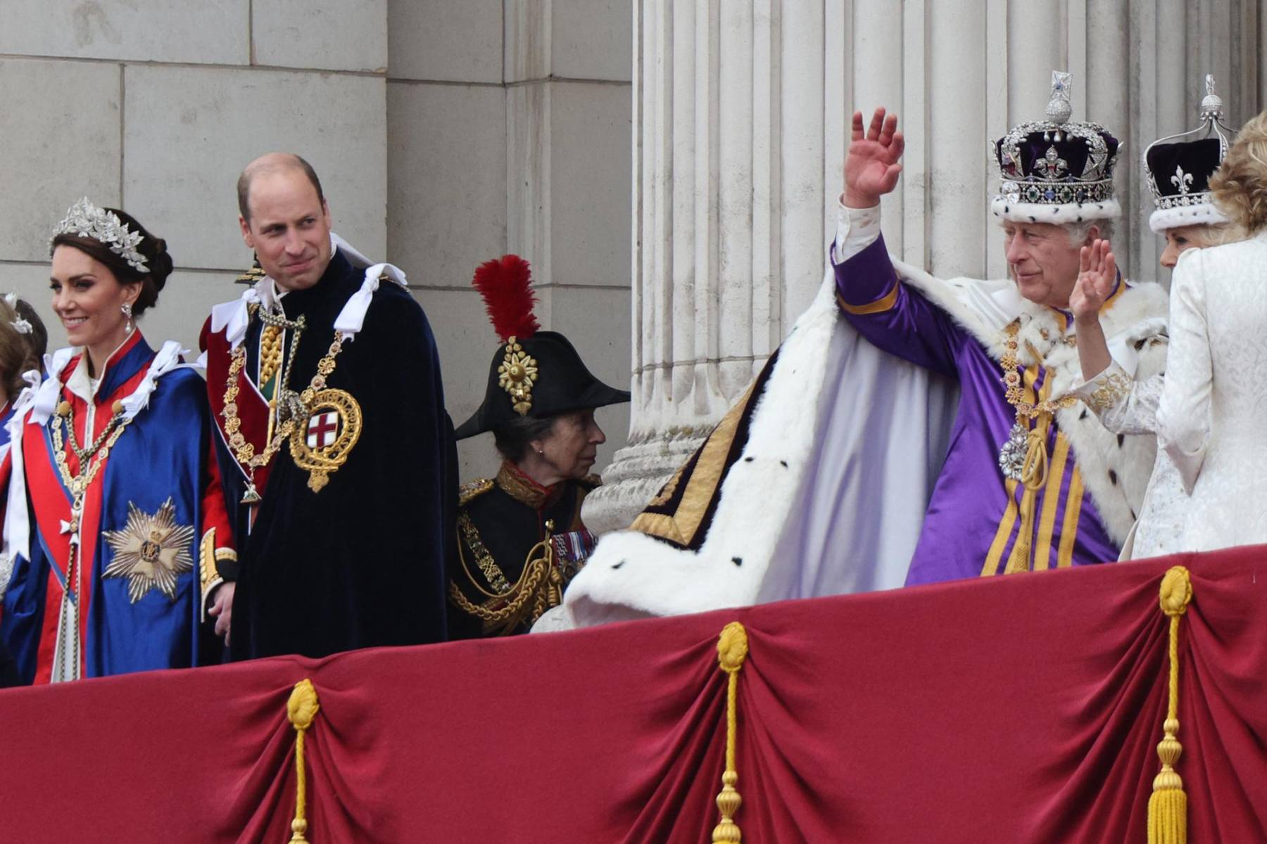 Los reyes y príncipes de Gales saludan desde el balcón de Bukingham