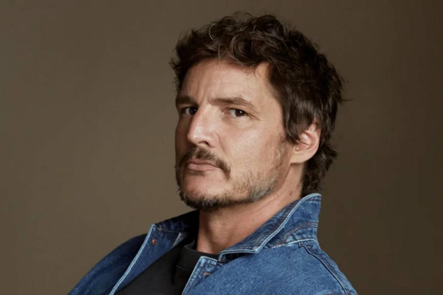 <b>Pedro Pascal </b>Ha mantenido su soltería de manera privada, lo que solo aumenta su atractivo. En 2025, su enfoque sigue siendo su carrera, brillando tanto en la pantalla como en la vida real, sin necesidad de una relación pública para destacarse.