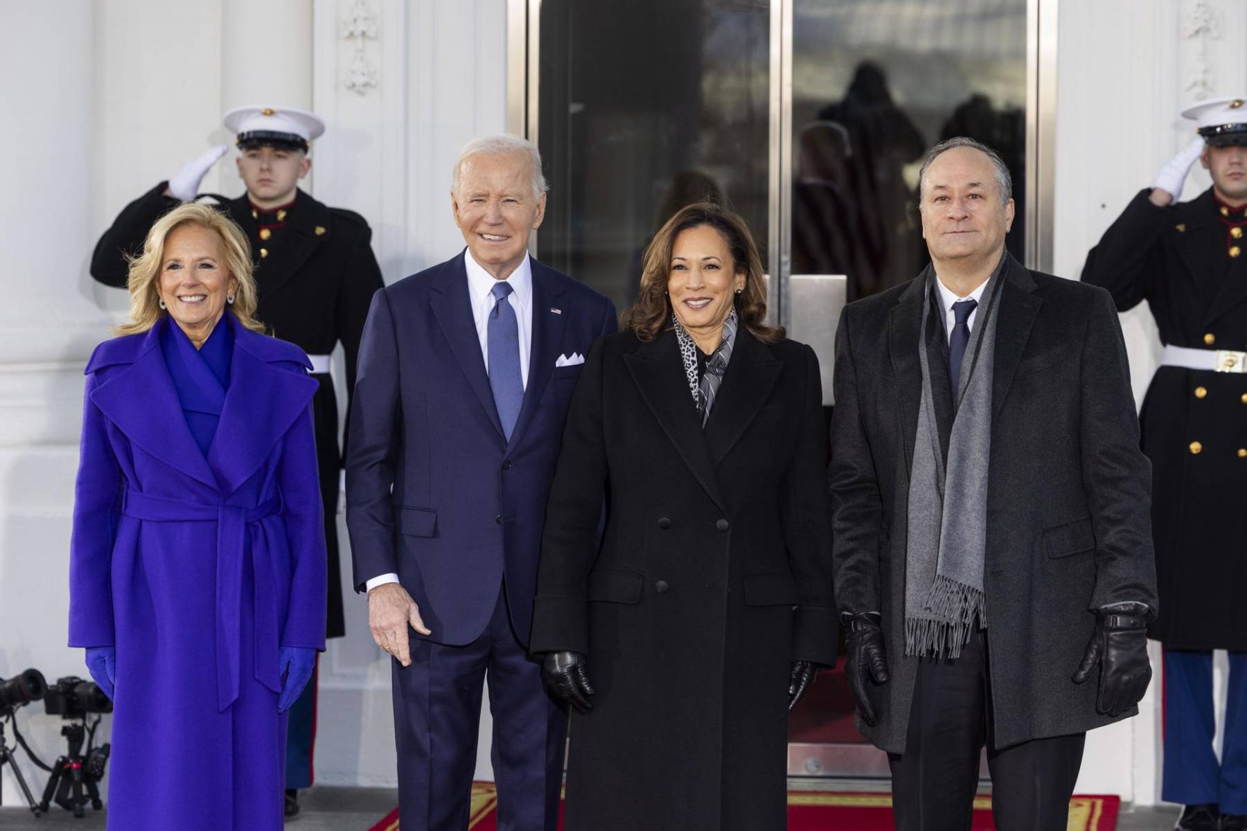 Joe Biden y la primera dama Jill Biden junto a la Vice Presidenta, Kamala Harris y su esposo Doug Emhoff posan frente al North Portico de la Casa Blanca, donde Donald Trump será juramentado como el 47th presidente de los Estados Unidos. EFE/EPA/JIM LO SCALZO 