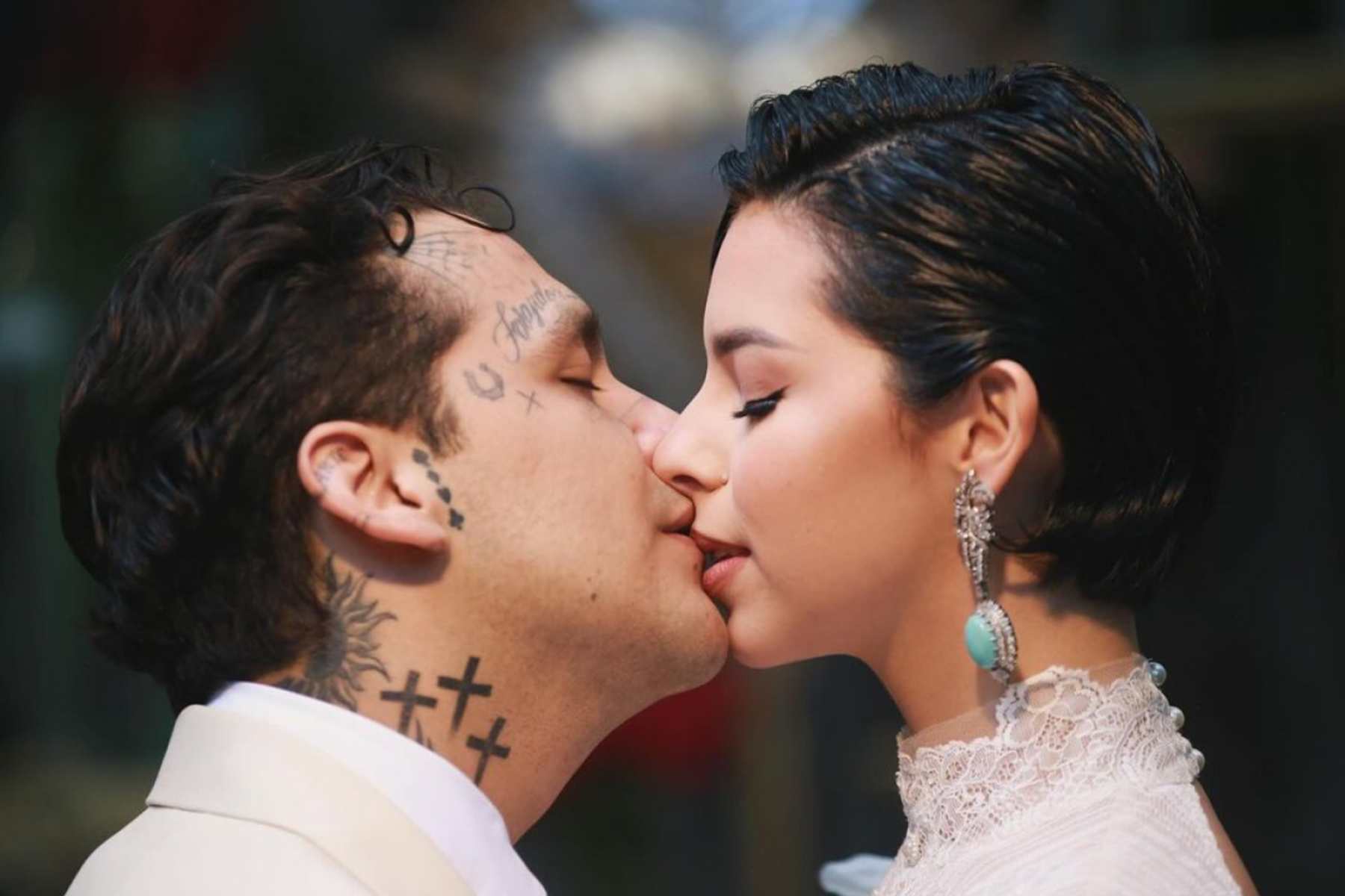 Ángela Aguilar y Christian Nodal, quienes durante varios meses hicieron pública su relación, sorprendieron a sus seguidores al anunciar su matrimonio, asegurando que todas las partes involucradas estaban informadas y que nadie resultó herido emocionalmente en el proceso.