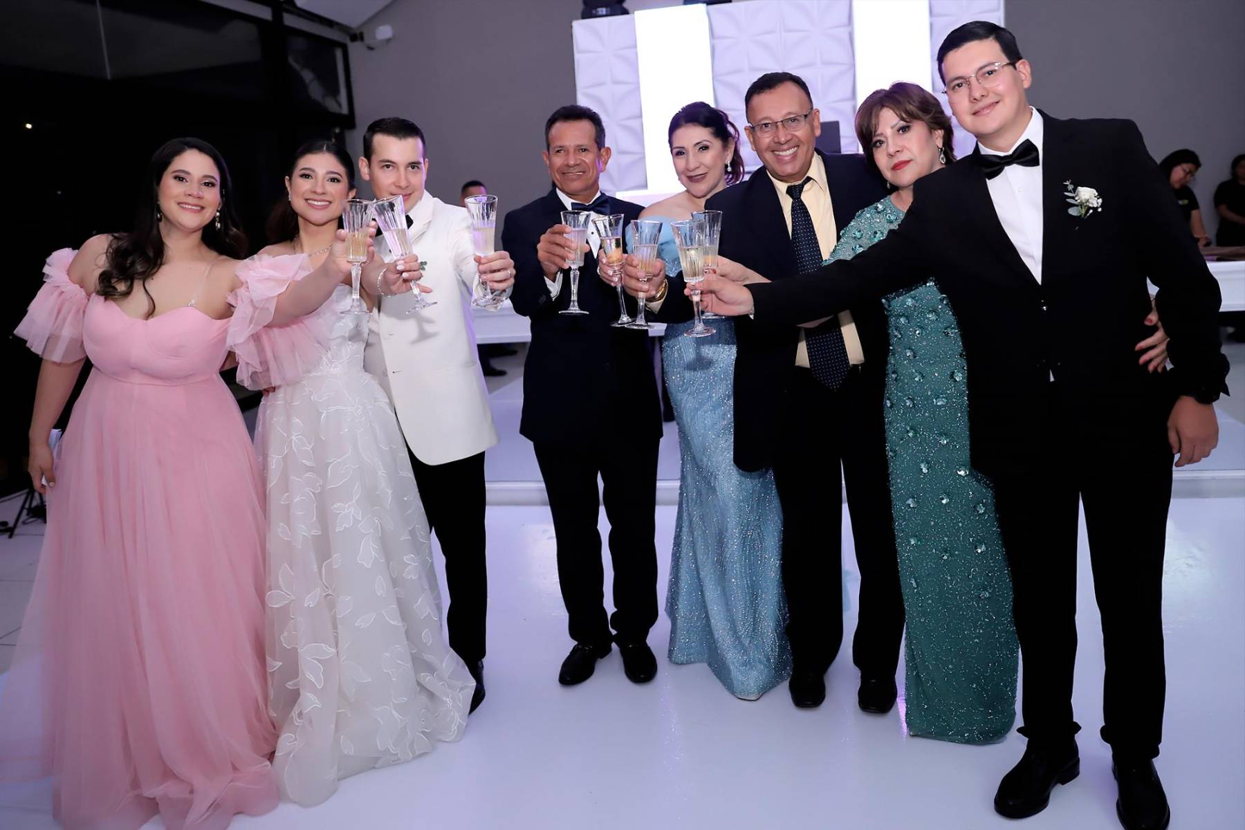 Ana Villarreal, los novios Denis Cano y Paola Perdomo, Otoniel Perdomo, Patricia Lazo, Denis Cano, Sandra Rodezno y Diego Cano. 