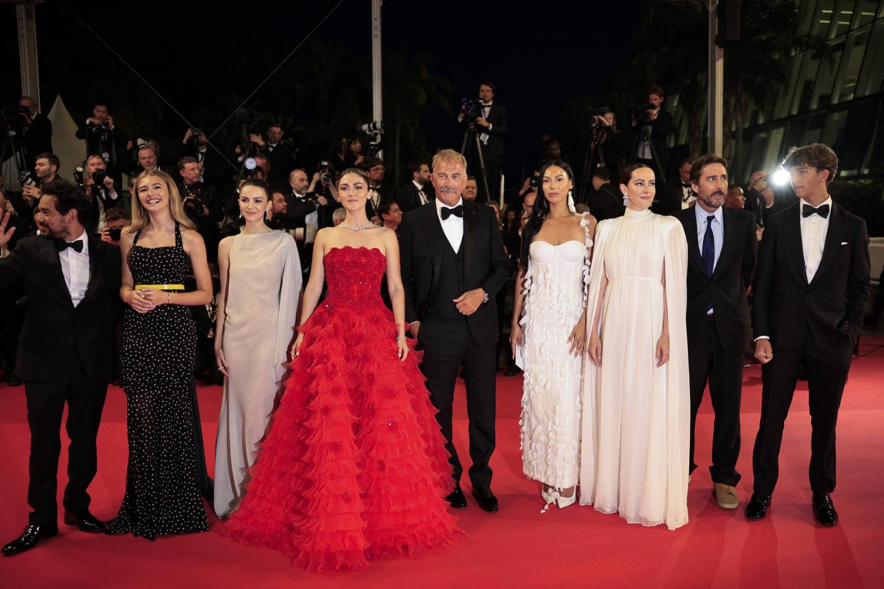 Alejandro Edda, Georgia Macphail, Ella Hunt, Isabelle Fuhrman, Kevin Costner, Wase Chief, Jena Malone, Luke Wilson y Hayes Costner posan luego del estreno de "Horizon: An American Saga" 
