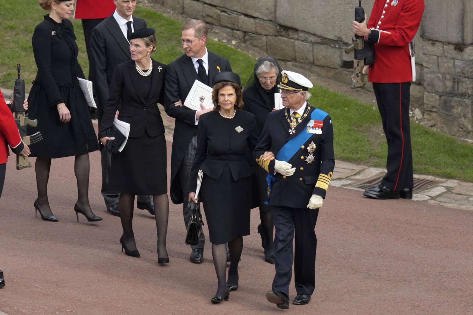 El rey Carl Gustaf de Suecia y la reina Silvia en la delegación que acompaña el cortejo fúnebre de la reina Isabel II. (Photo by Kirsty Wigglesworth / POOL / AFP)