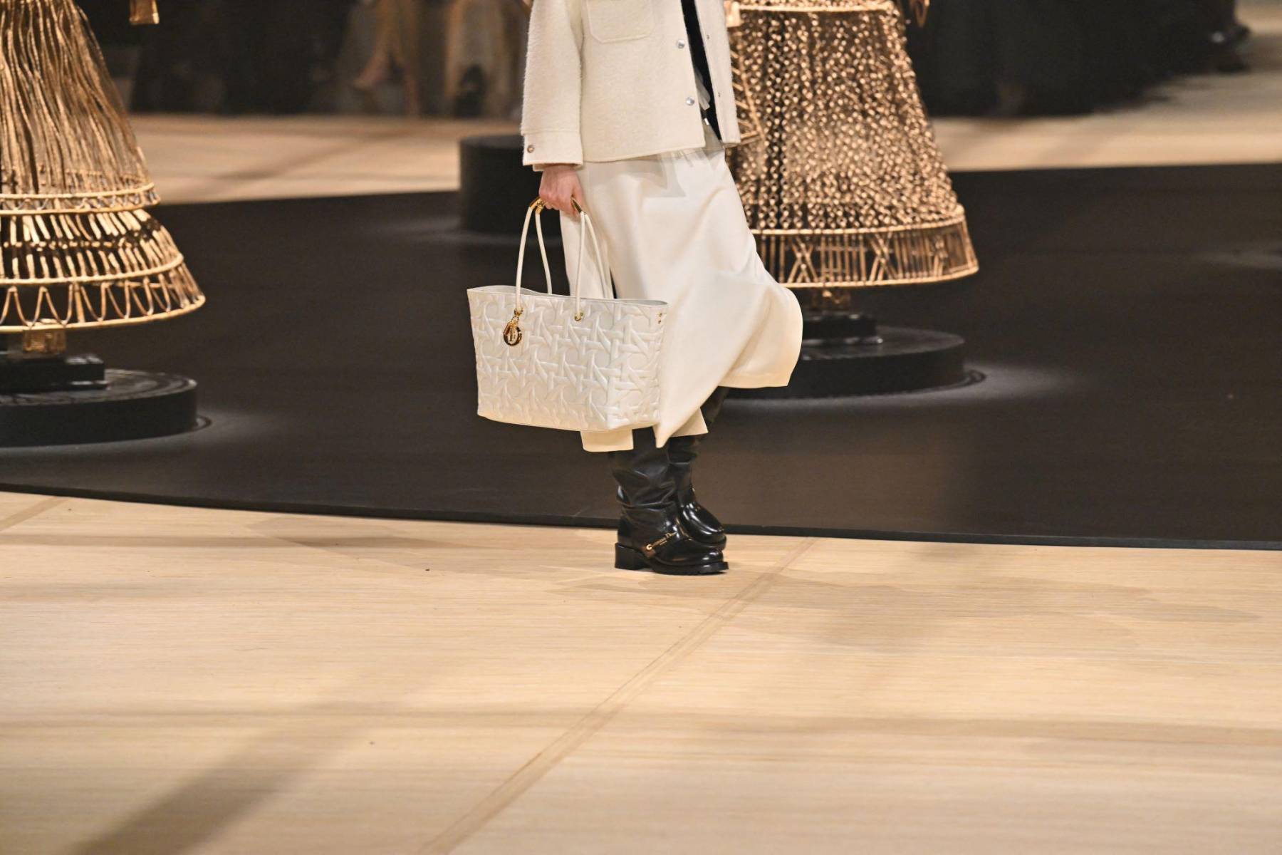 Los tiempos de post guerra vieron nacer a Miss Dior, concepto con el que Christian Dior quiso representar a una mujer con agallas que formó parte de la resistencia francesa durante la II Guerra Mundial.