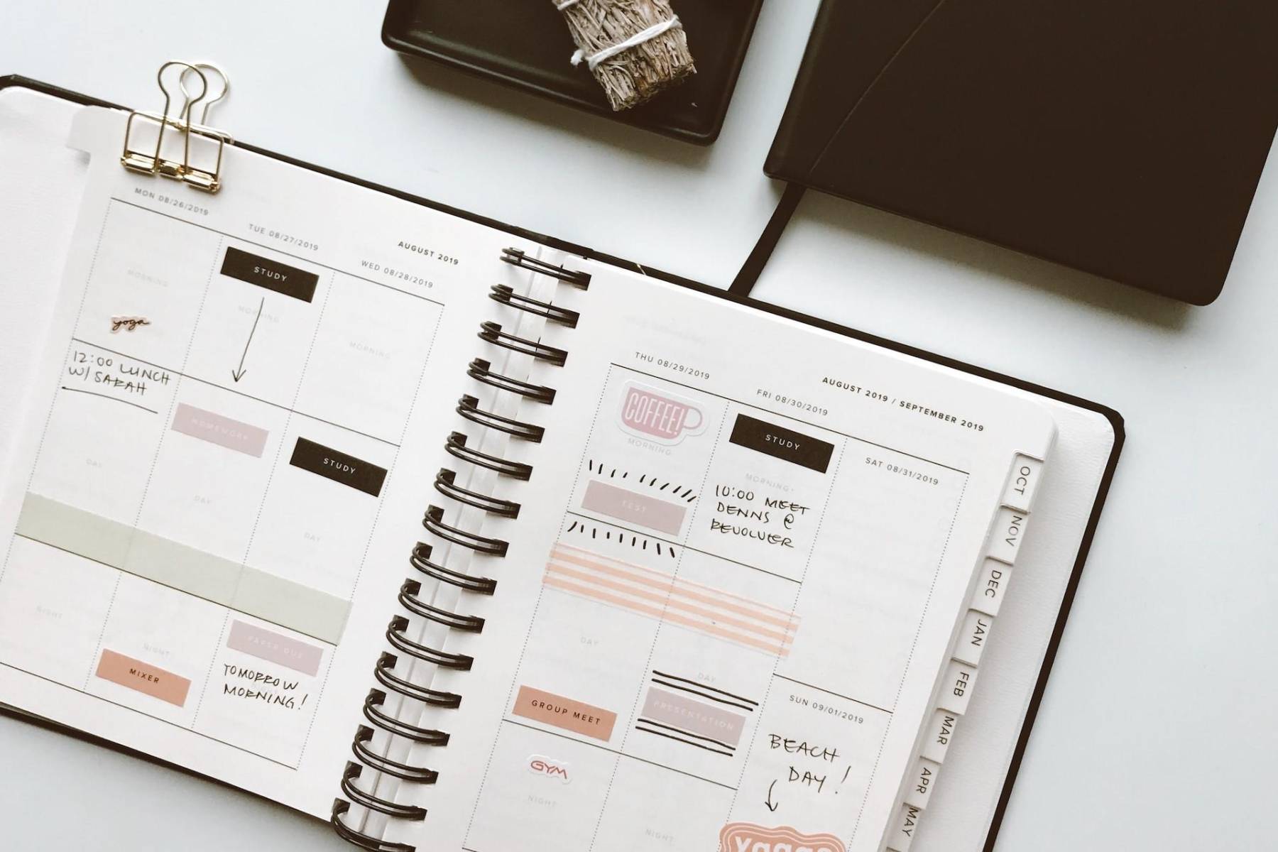 <b>Planifica tareas con antelación</b>: No dejes las tareas importantes para el último minuto. Planificar con antelación te dará tiempo para hacerlas con calma y sin estrés.
