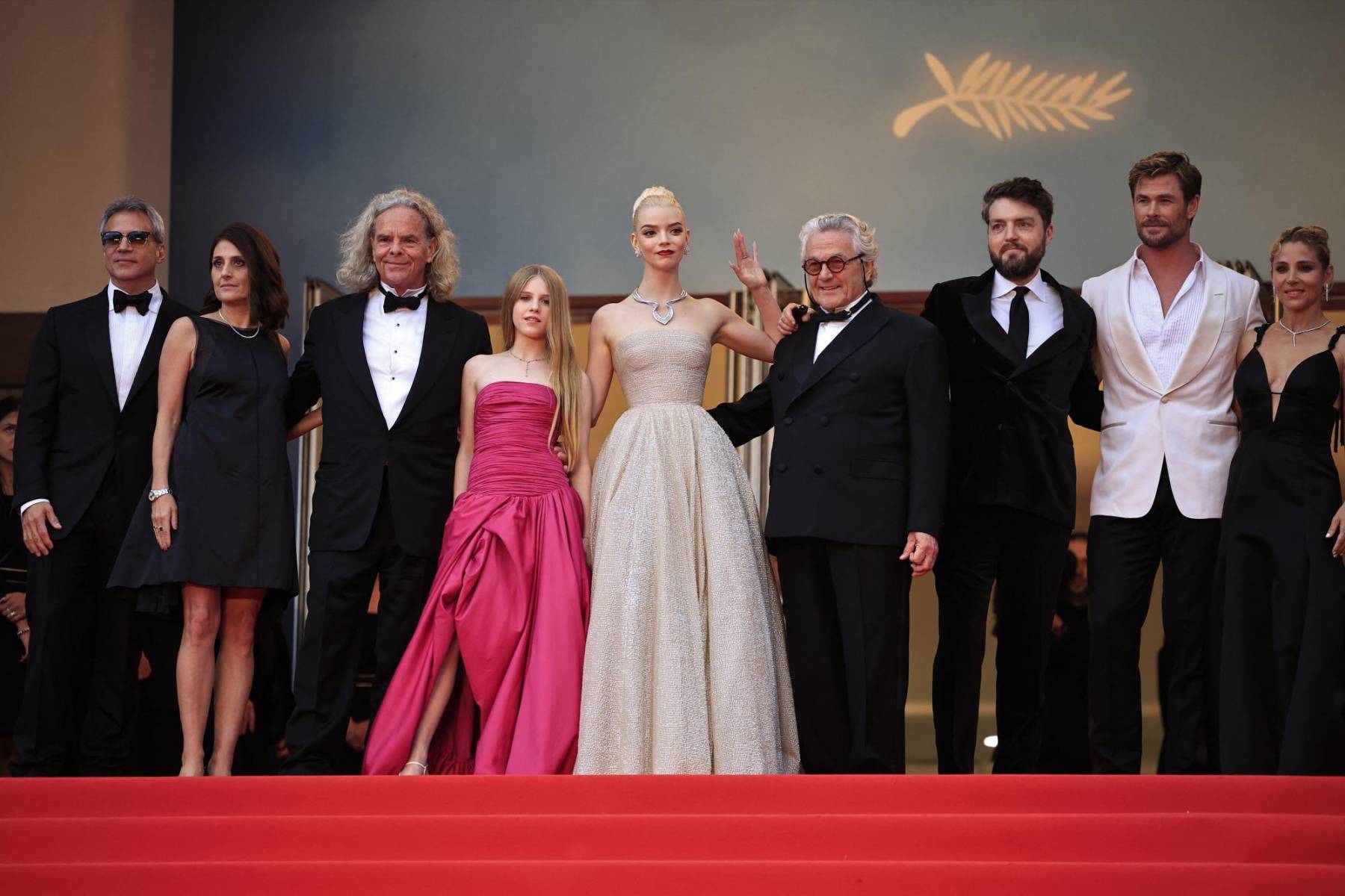 El productor australiano Doug Mitchell, Alyla Browne, Anya Taylor-Joy, el director y guionista George Miller, Chris Hemsworth y Elsa Pataky en el estreno de <i>Furiosa: A Mad Max Saga</i>